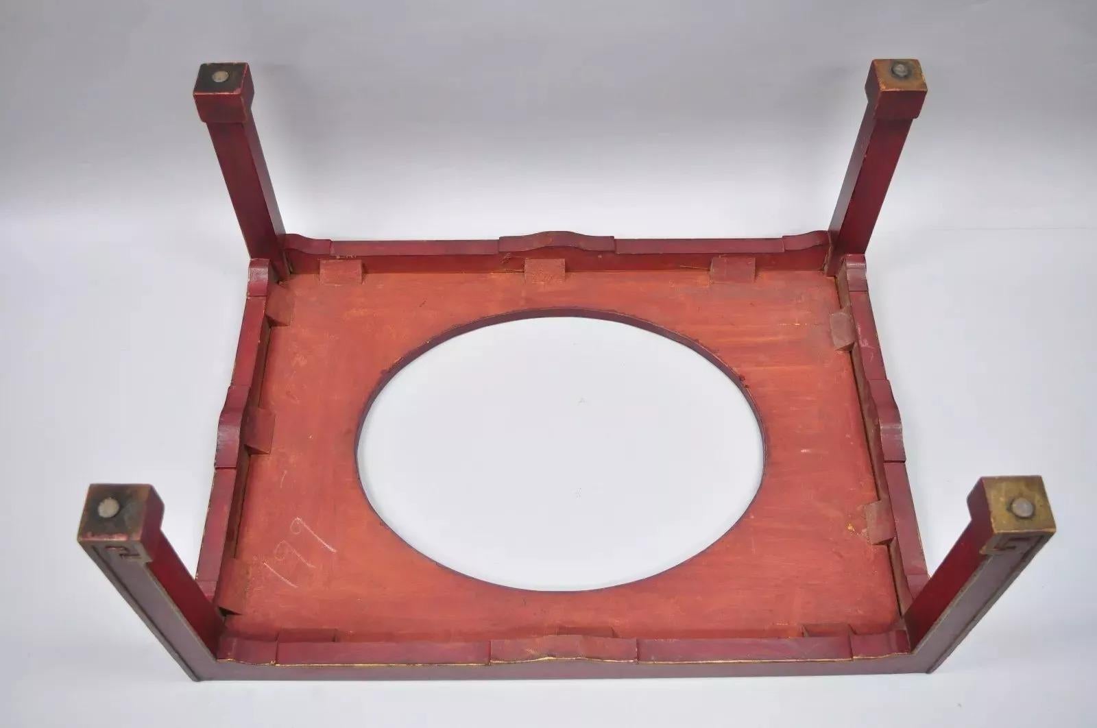 Table basse orientale rouge vintage avec plateau de service en métal tole en vente 3