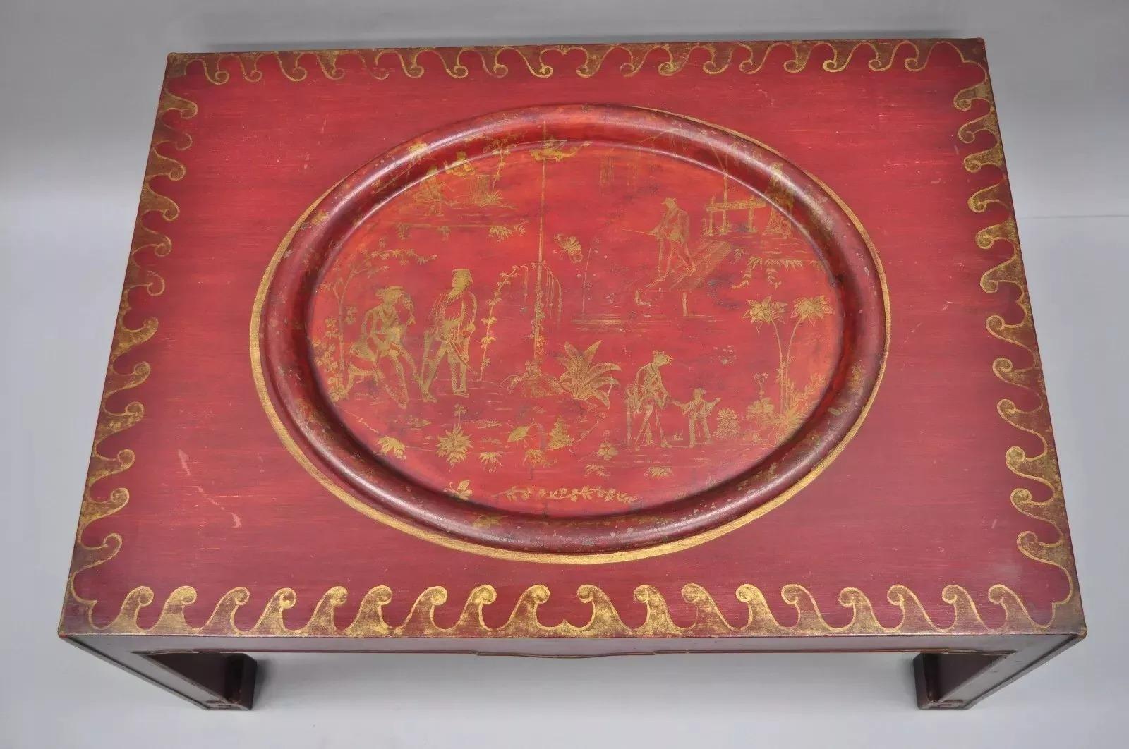 Table basse vintage chinoise rouge et or avec plateau de service amovible en tôle. Cet article présente un plateau de service ovale en métal doré, finition rouge et dorée, cadre en bois massif, détails et scènes dorés peints à la main, style et