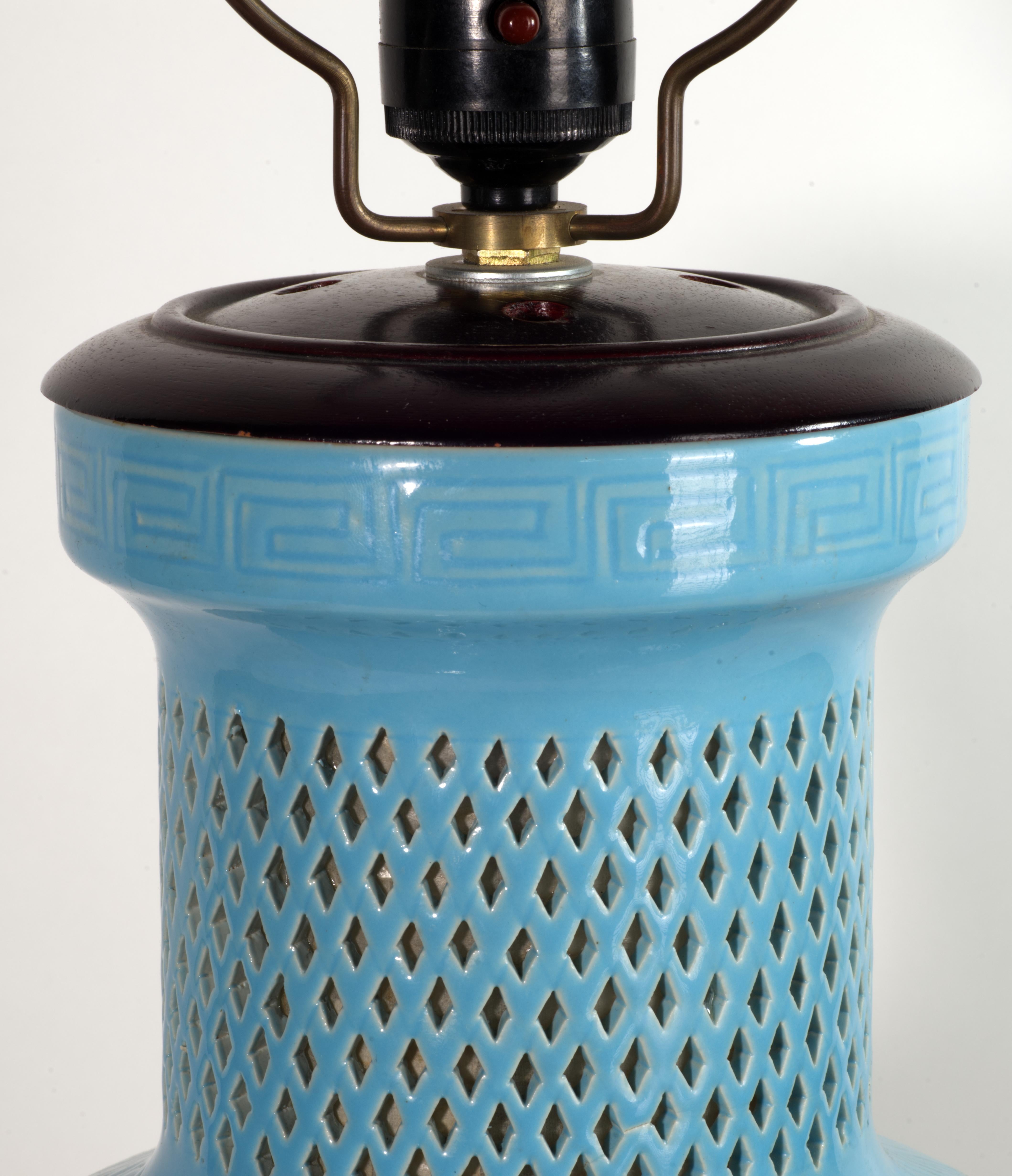 Vintage Chinoiserie Reticulated Sculptural Keramik-Tischlampe, hellblau, Vintage im Angebot 4