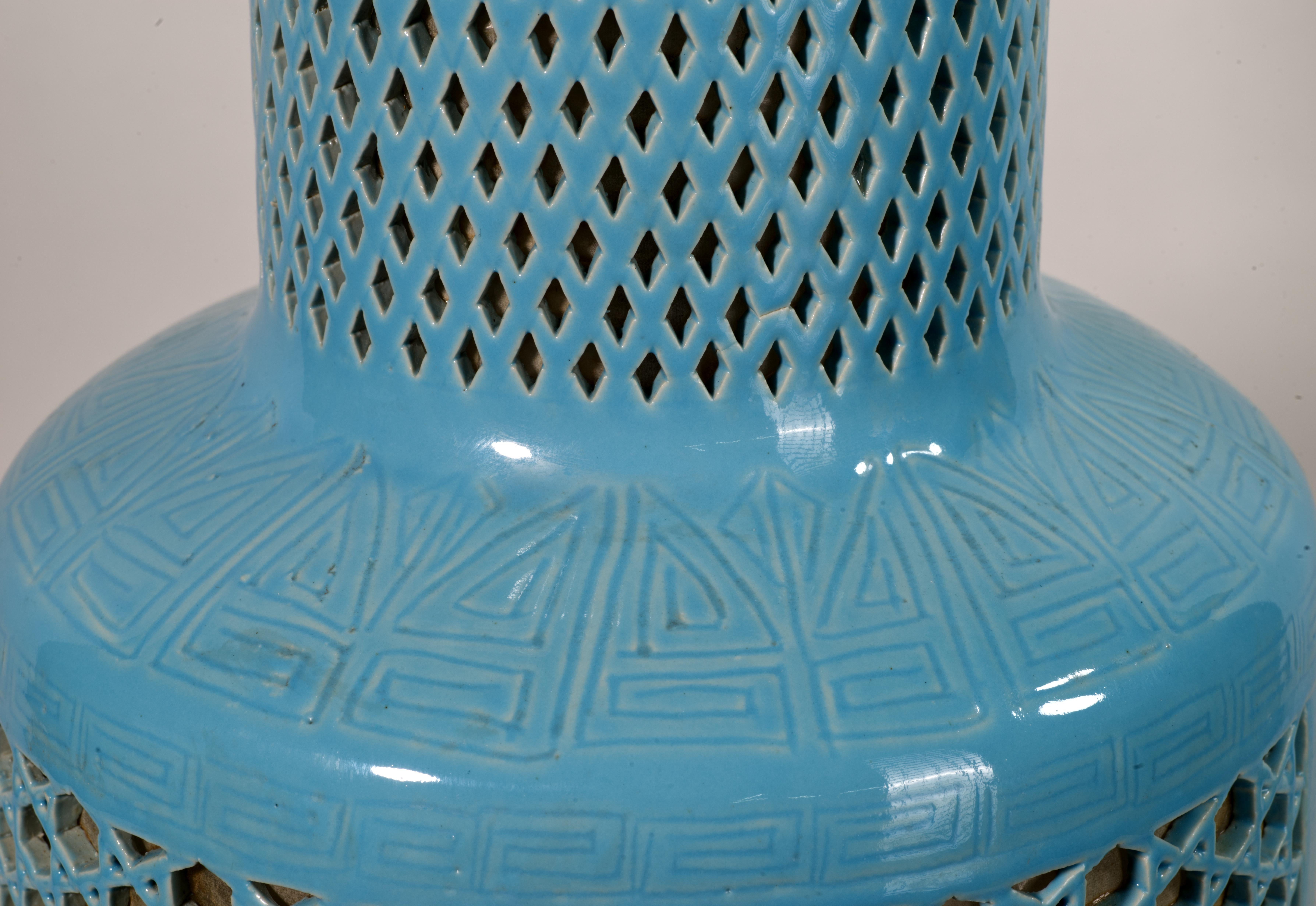 Vintage Chinoiserie Reticulated Sculptural Keramik-Tischlampe, hellblau, Vintage im Angebot 5