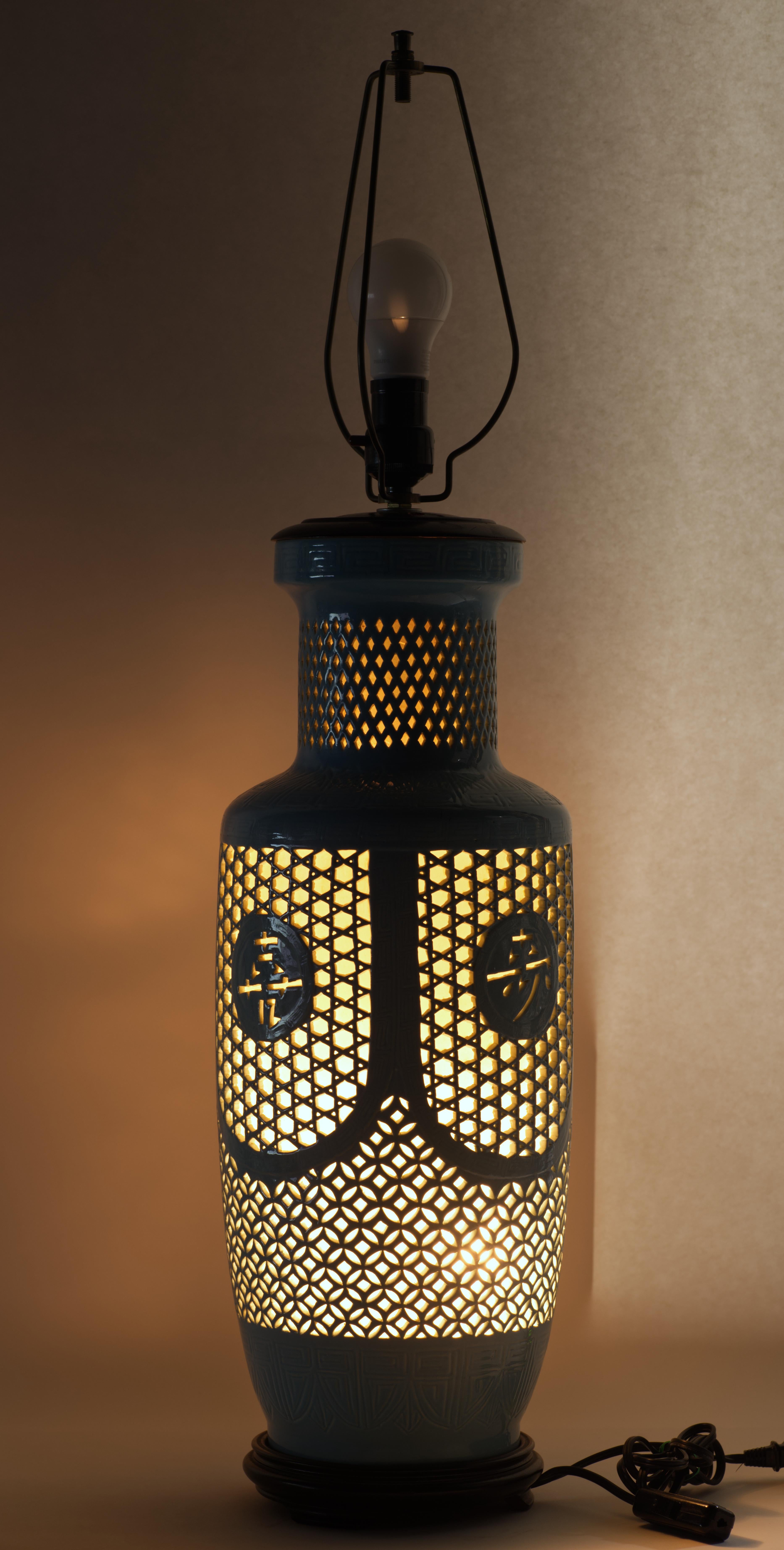 Vintage Chinoiserie Reticulated Sculptural Keramik-Tischlampe, hellblau, Vintage im Angebot 6
