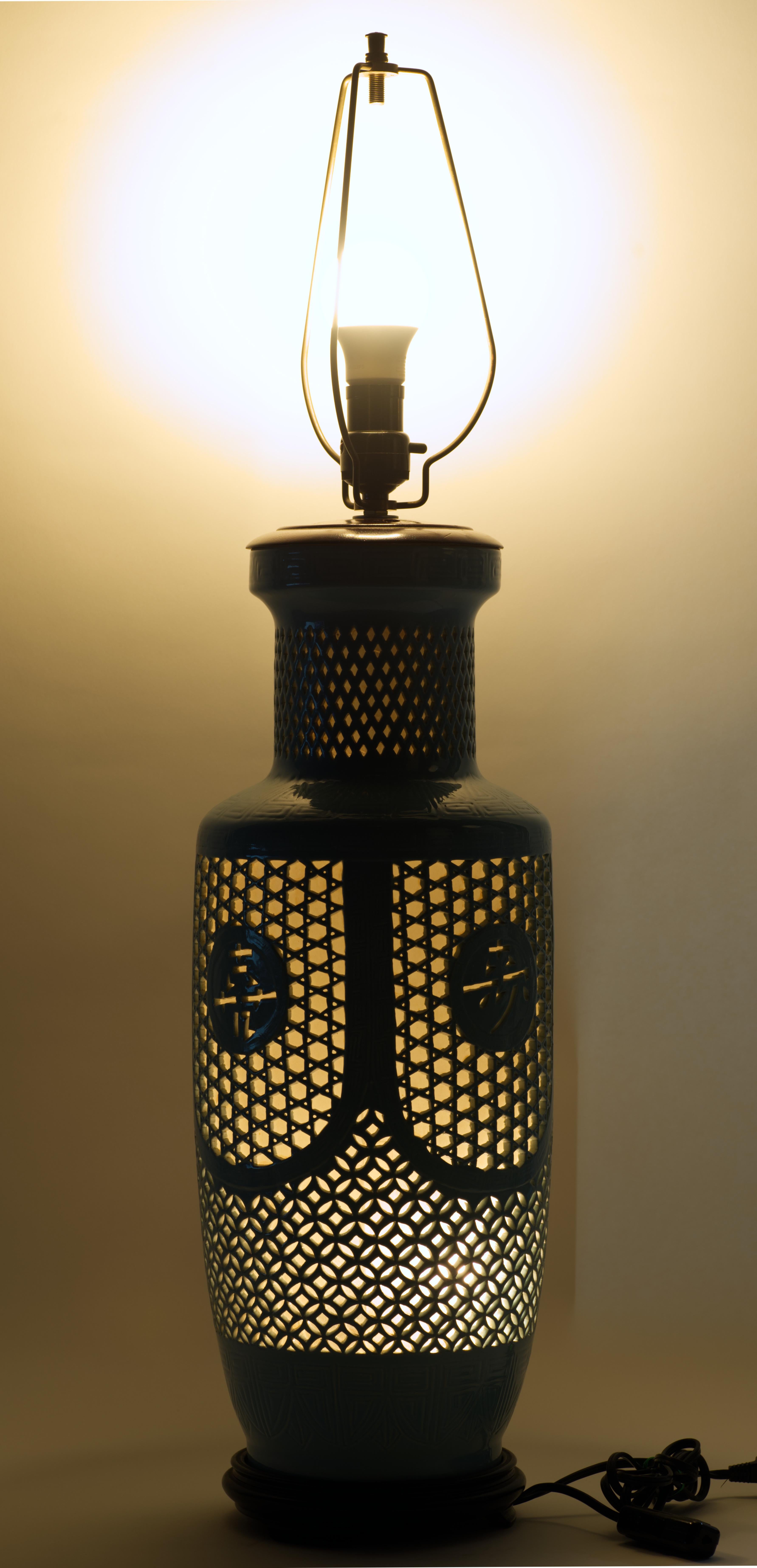 Vintage Chinoiserie Reticulated Sculptural Keramik-Tischlampe, hellblau, Vintage im Angebot 7