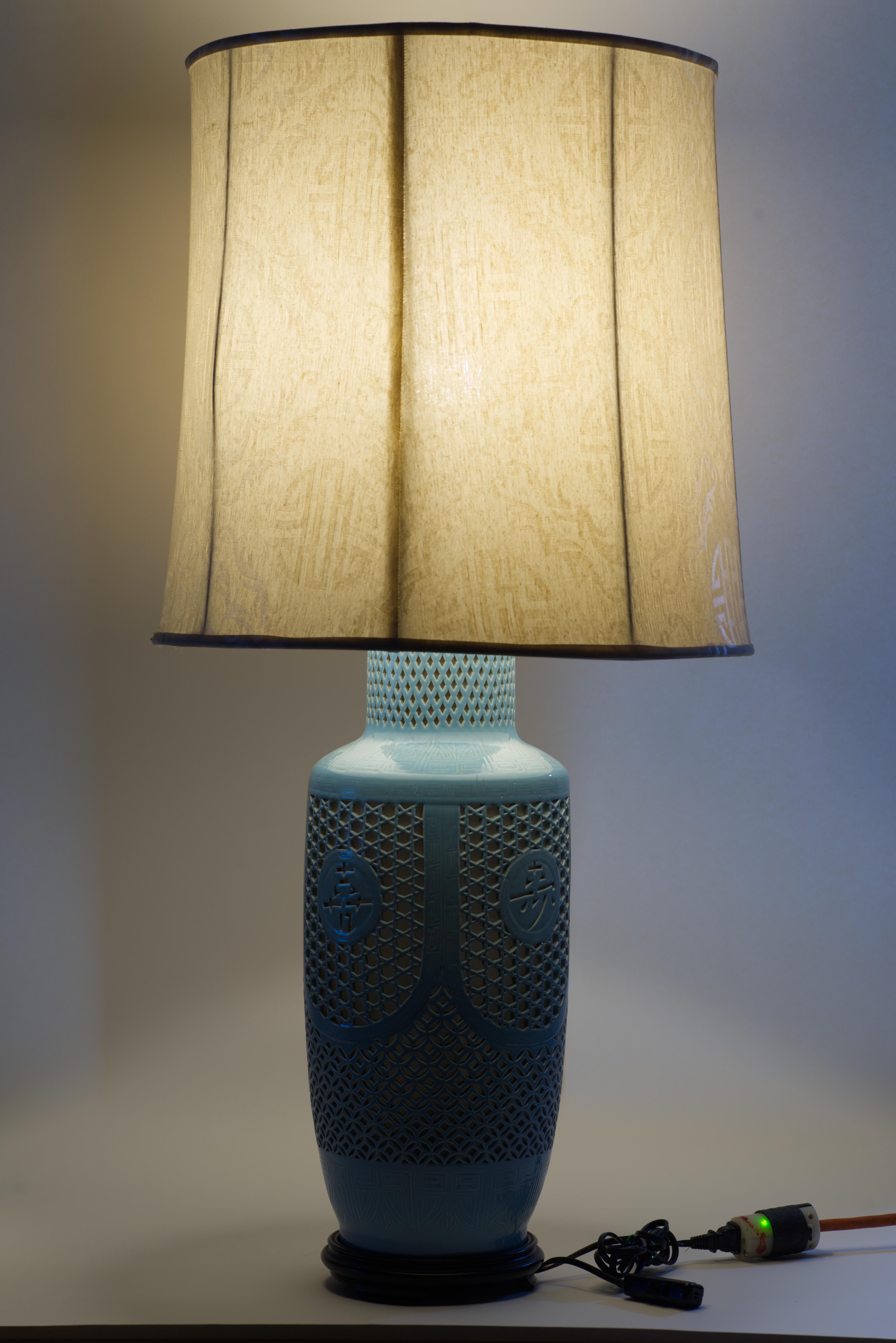 Vintage Chinoiserie Reticulated Sculptural Keramik-Tischlampe, hellblau, Vintage im Angebot 8