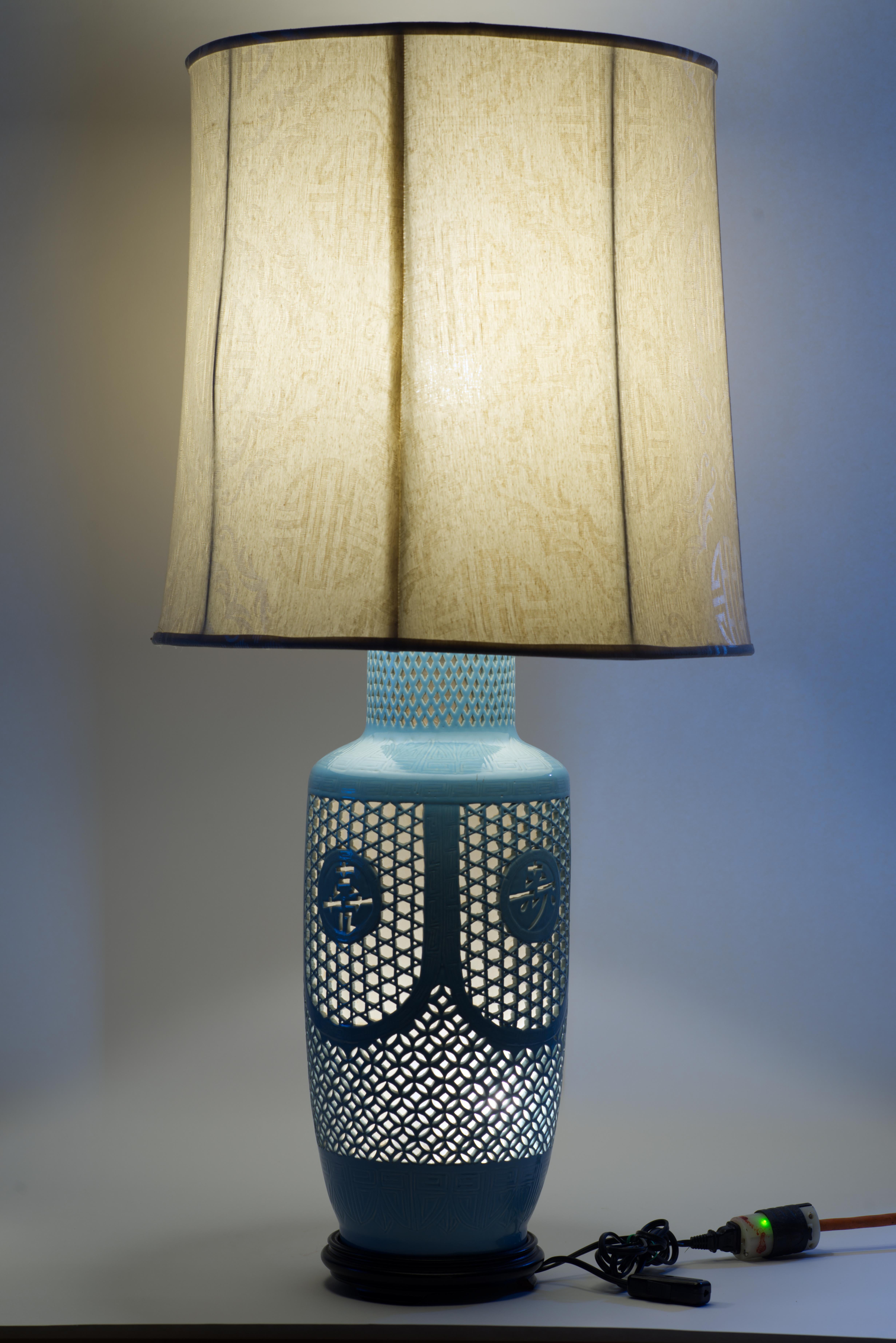 Vintage Chinoiserie Reticulated Sculptural Keramik-Tischlampe, hellblau, Vintage im Angebot 9