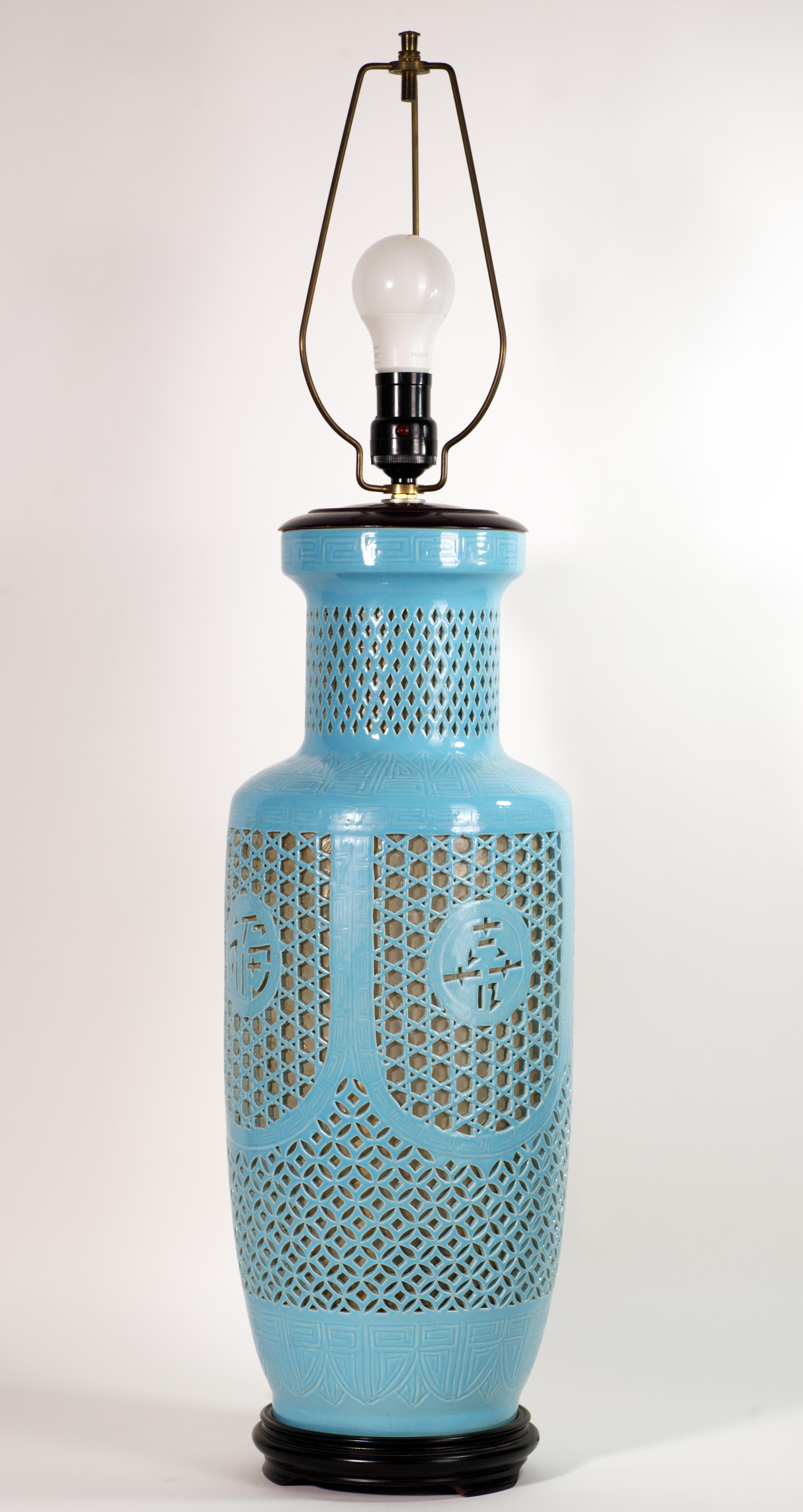 Große Chinoiserie-Tischleuchte im traditionellen Stil mit netzartigem, urnenförmigem Keramikkörper, der mit abstrakten geometrischen Mustern verziert ist. Ähnliche Blanc de Chine-Lampen wurden von verschiedenen Herstellern sowohl in Japan als auch