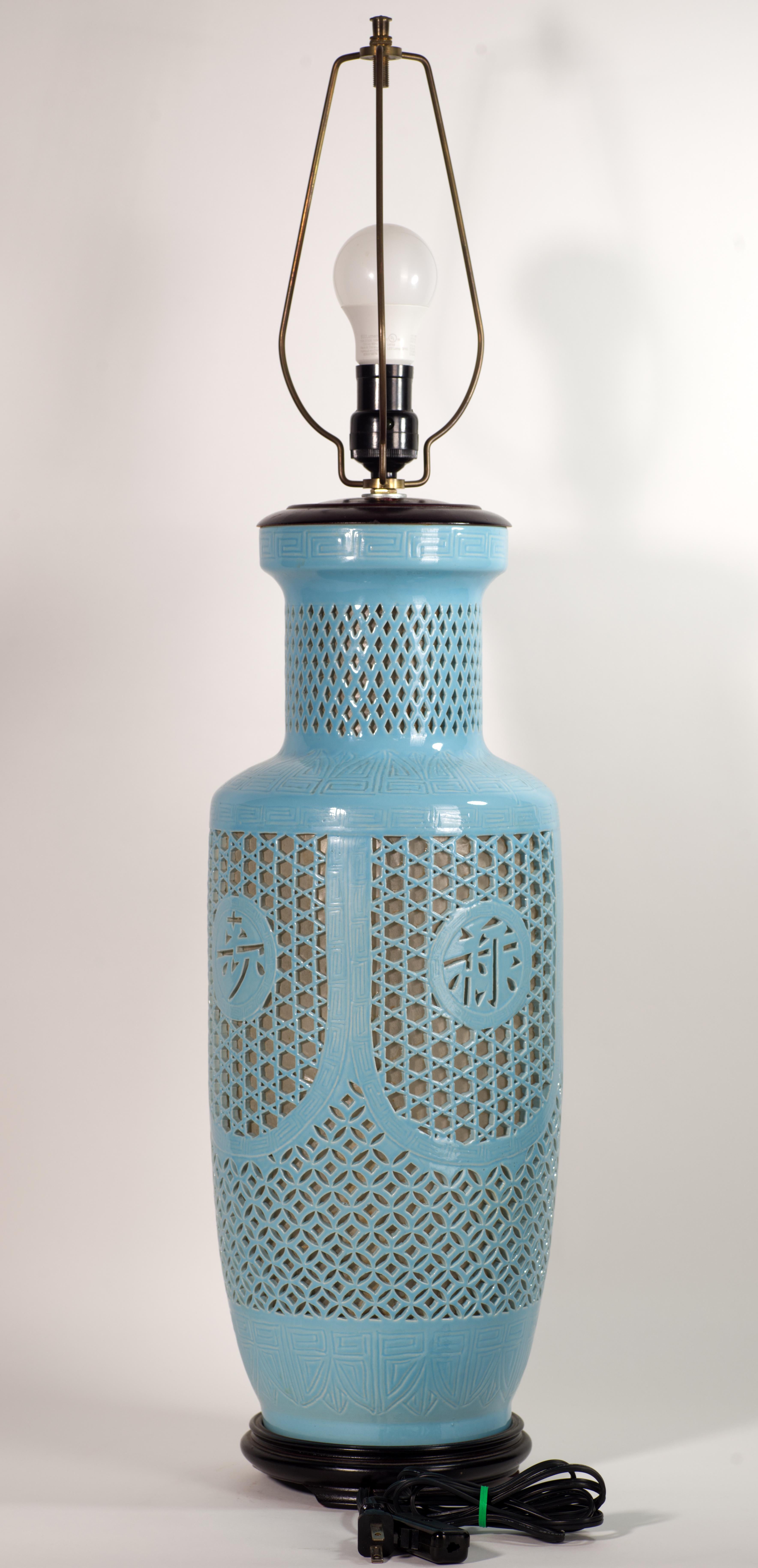 Vintage Chinoiserie Reticulated Sculptural Keramik-Tischlampe, hellblau, Vintage (Glasiert) im Angebot