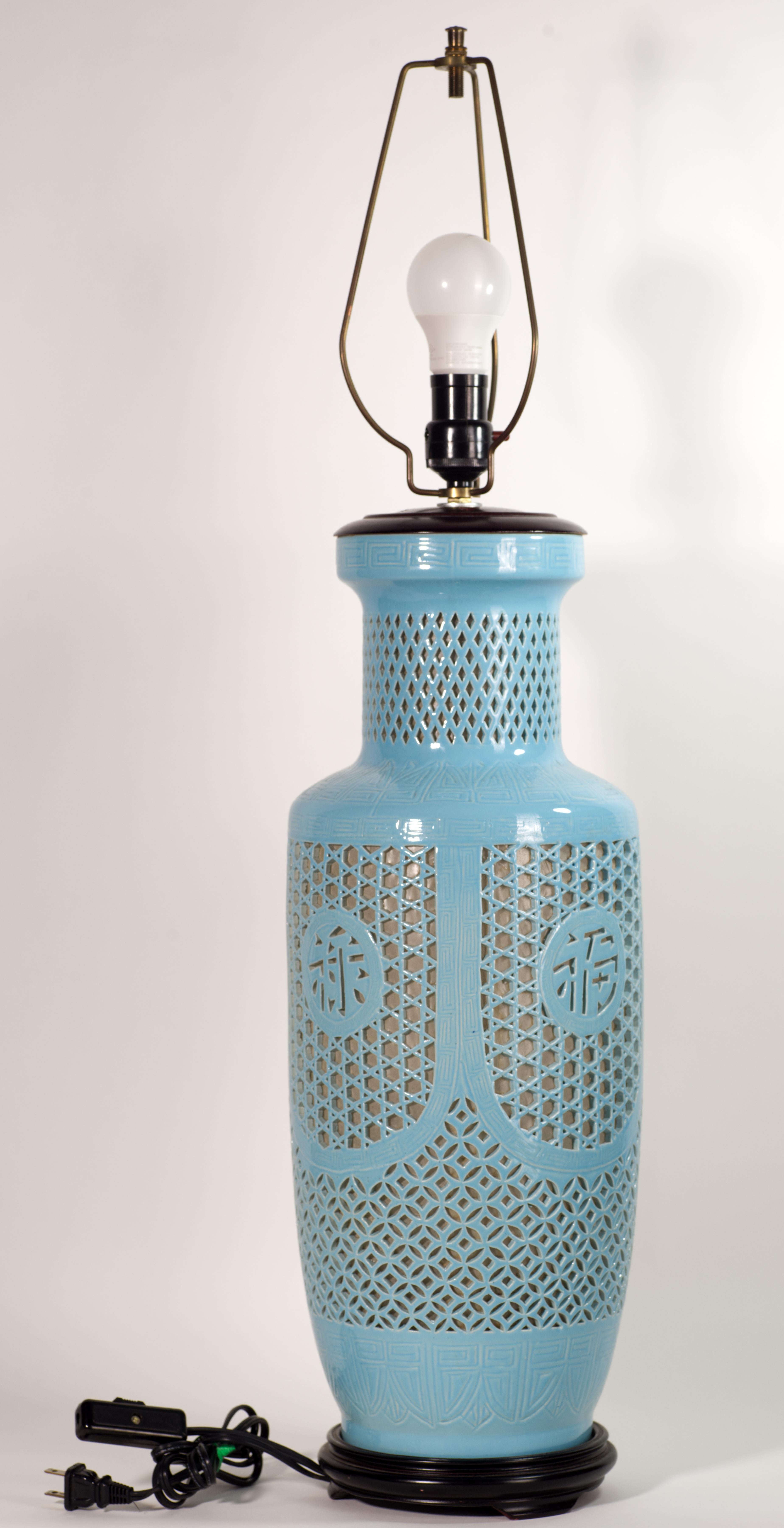 Vintage Chinoiserie Reticulated Sculptural Keramik-Tischlampe, hellblau, Vintage im Zustand „Gut“ im Angebot in Clifton Springs, NY