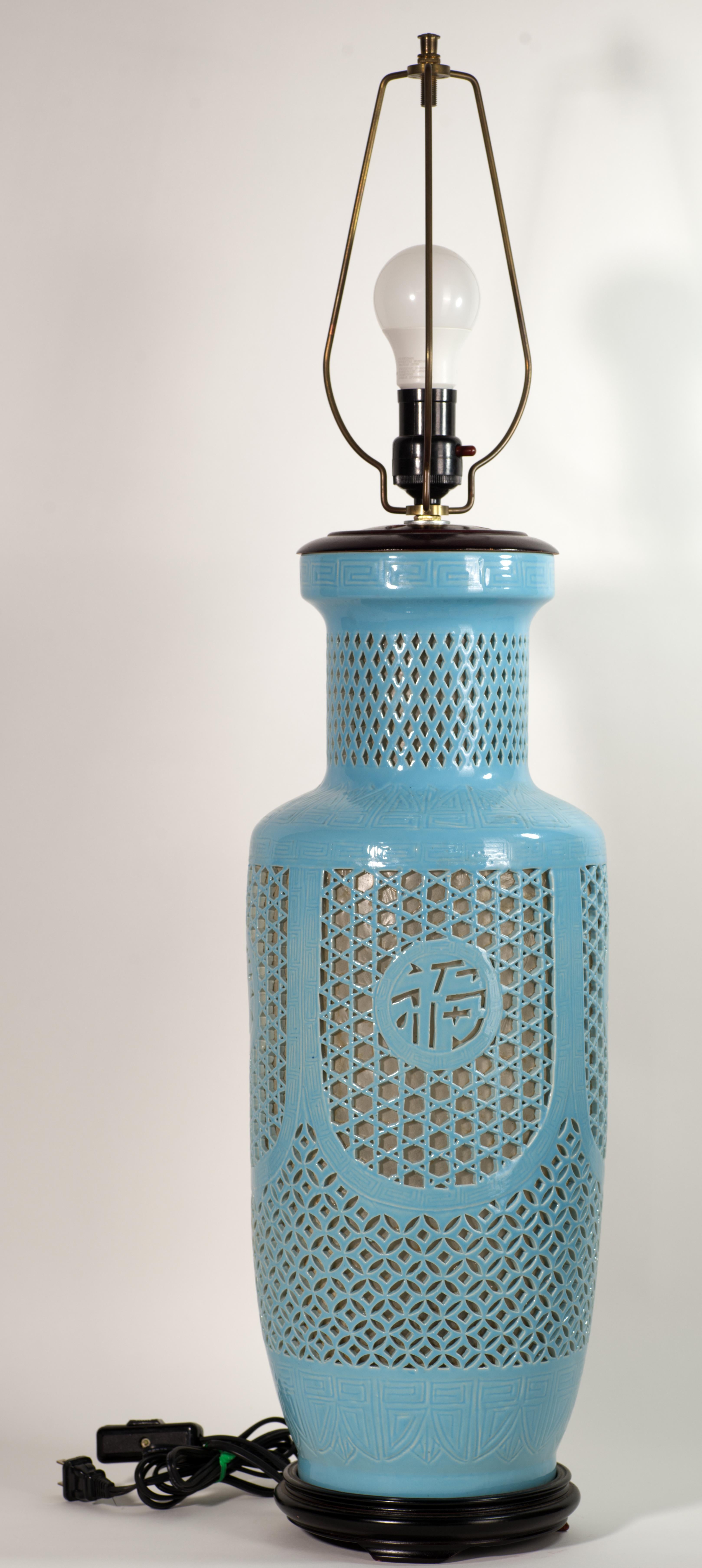 Vintage Chinoiserie Reticulated Sculptural Keramik-Tischlampe, hellblau, Vintage (20. Jahrhundert) im Angebot