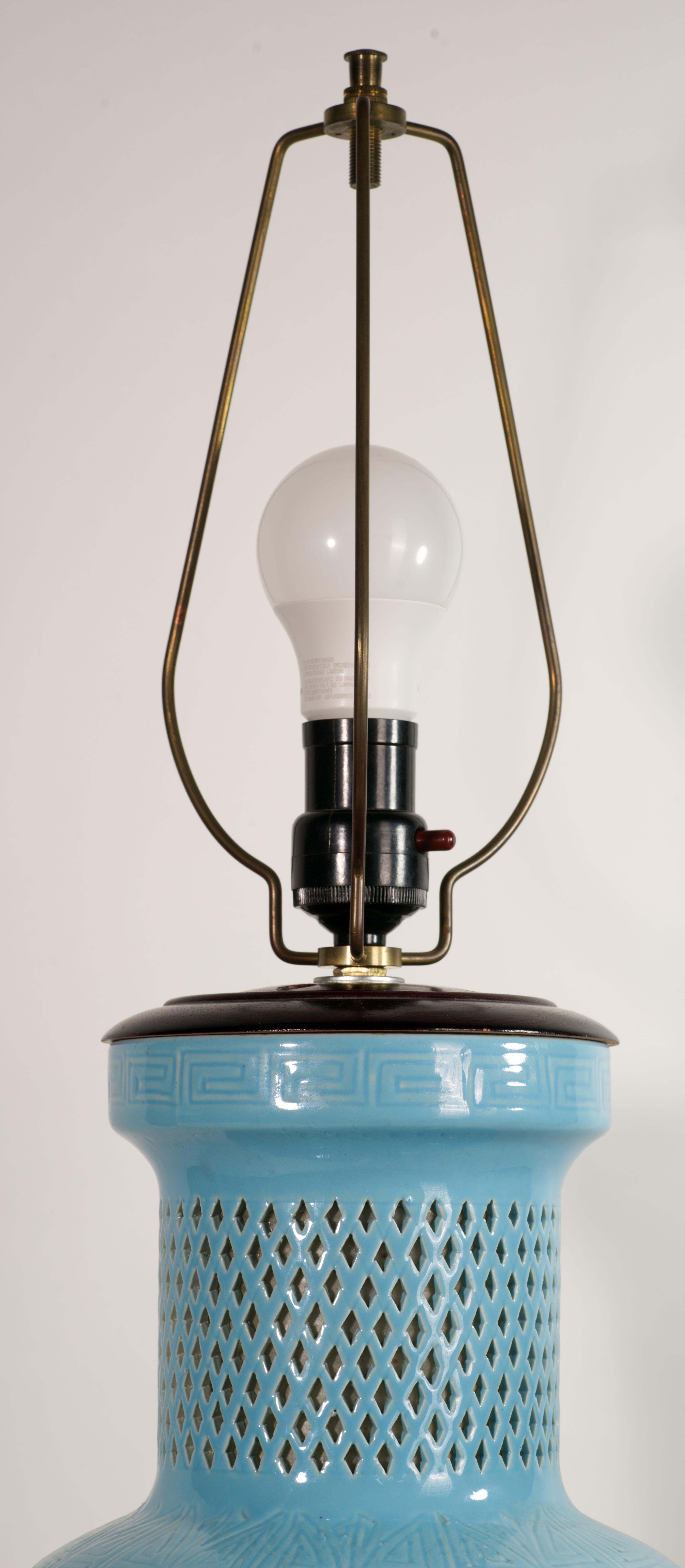 Vintage Chinoiserie Reticulated Sculptural Keramik-Tischlampe, hellblau, Vintage im Angebot 1