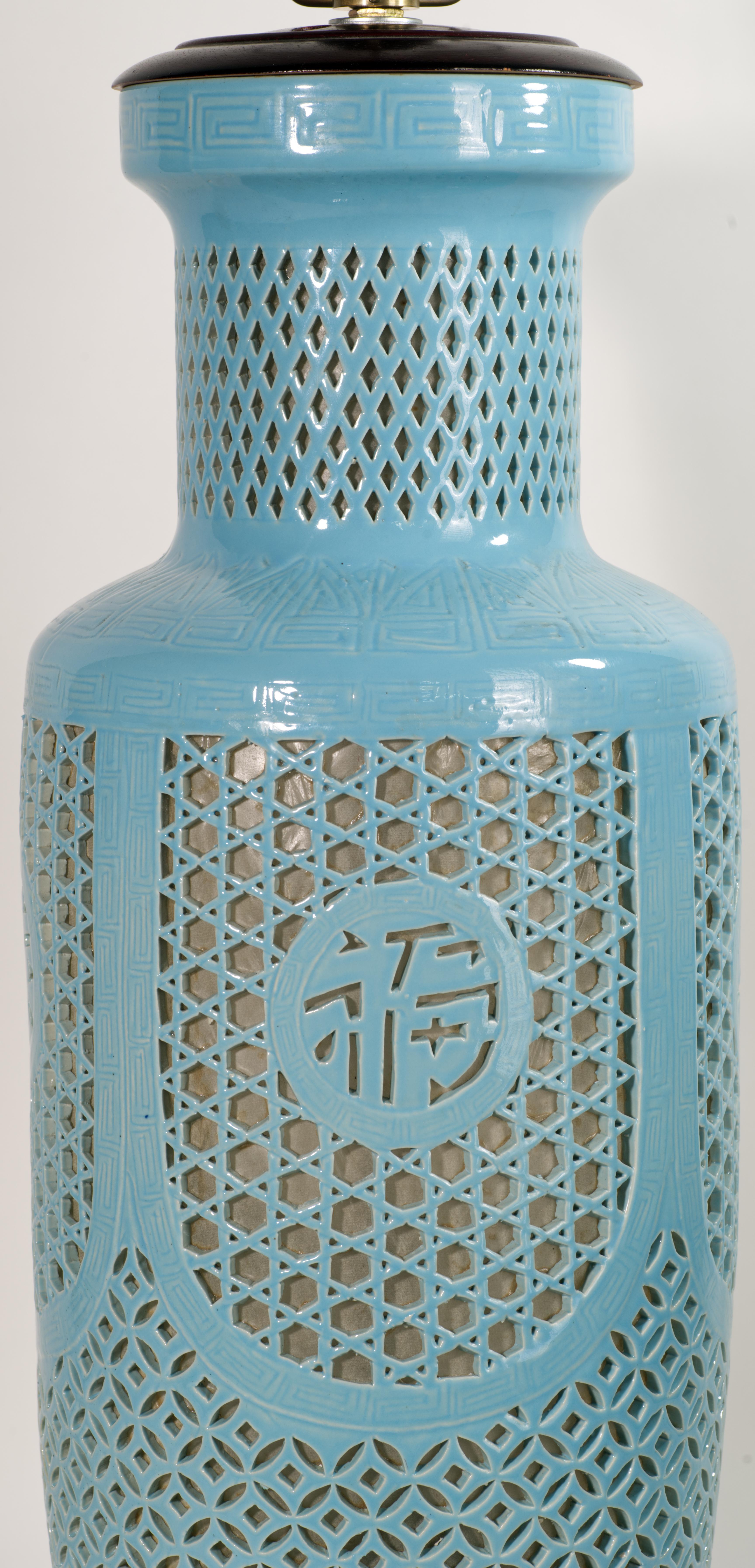 Vintage Chinoiserie Reticulated Sculptural Keramik-Tischlampe, hellblau, Vintage im Angebot 2