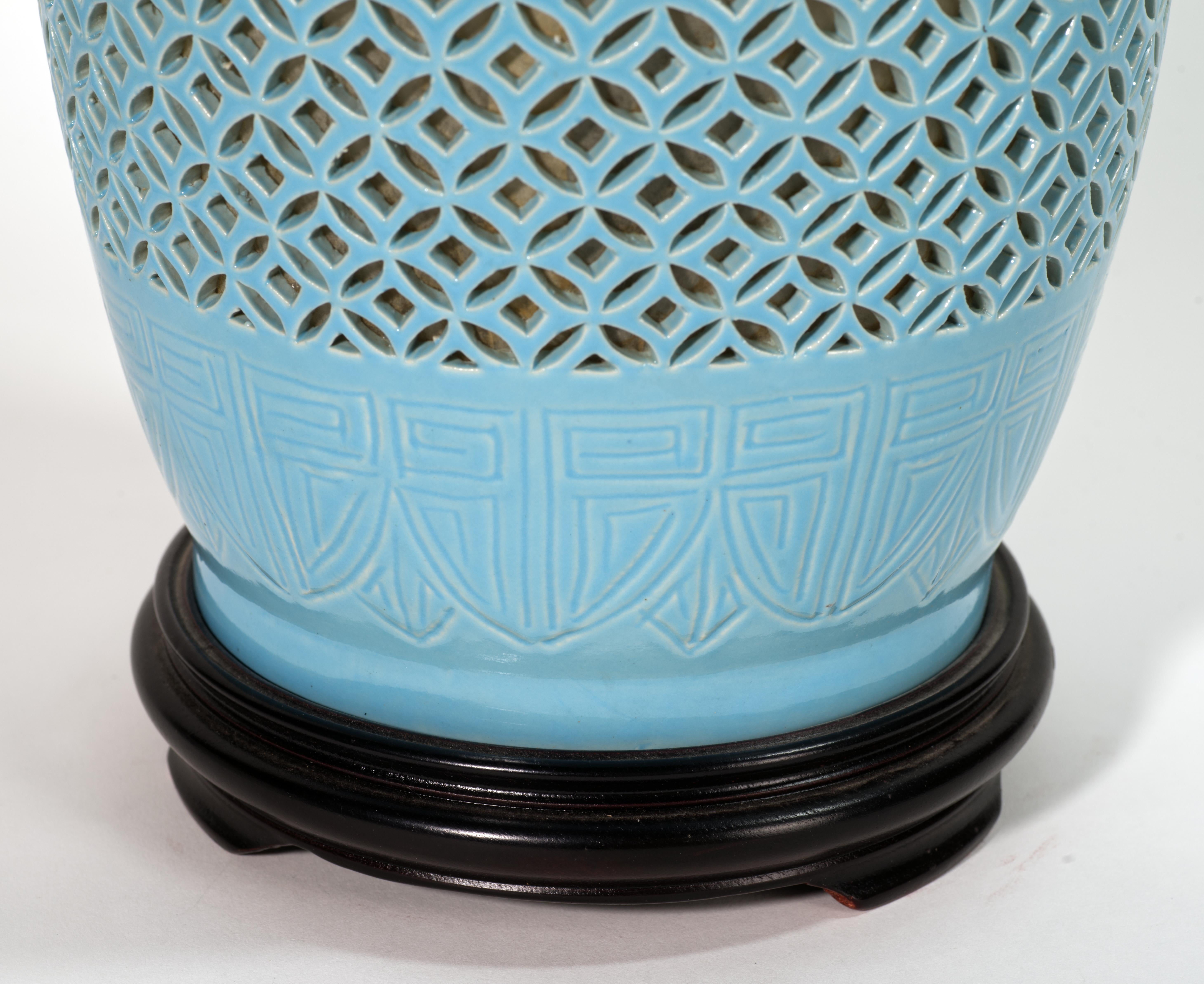 Vintage Chinoiserie Reticulated Sculptural Keramik-Tischlampe, hellblau, Vintage im Angebot 3
