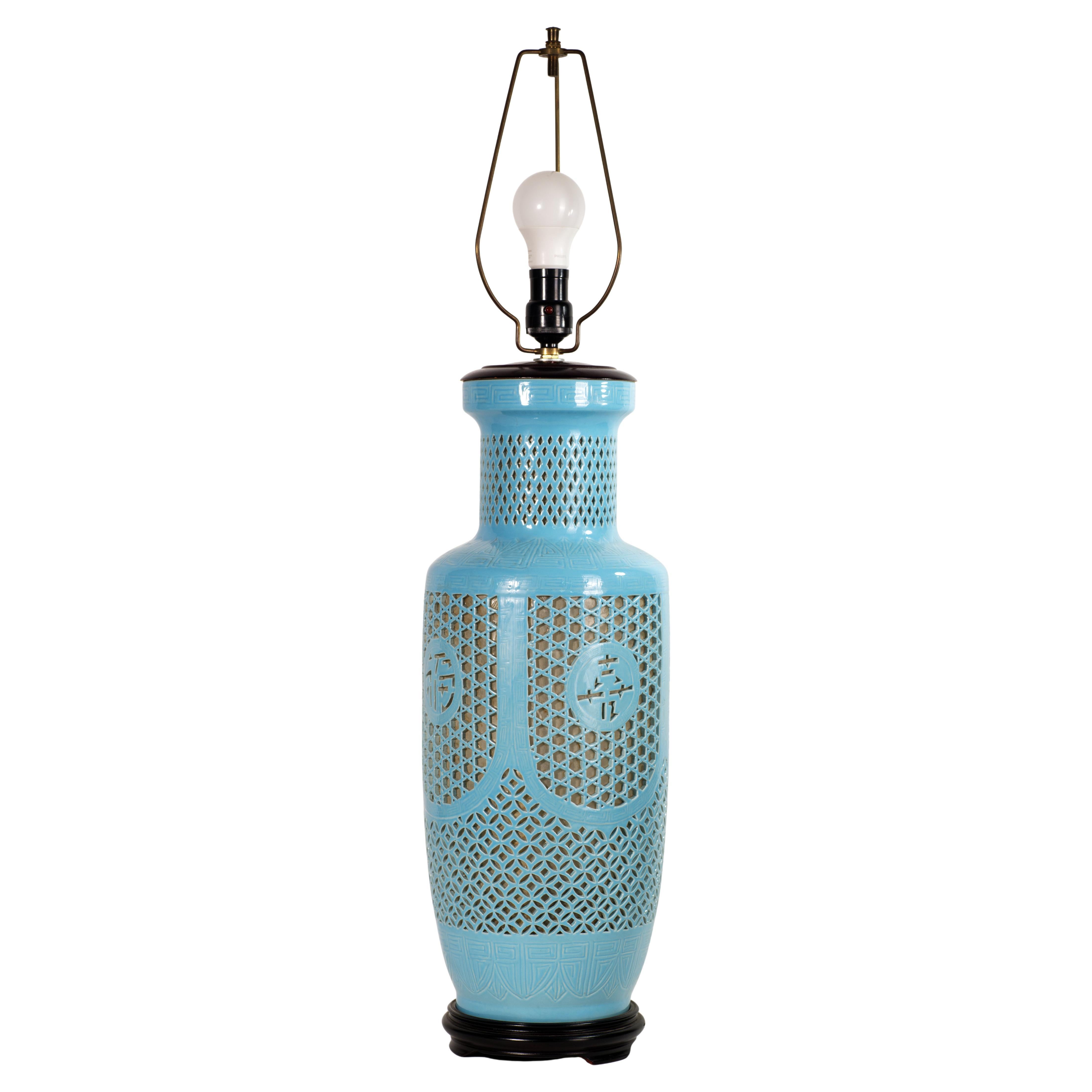 Vintage Chinoiserie Reticulated Sculptural Keramik-Tischlampe, hellblau, Vintage im Angebot