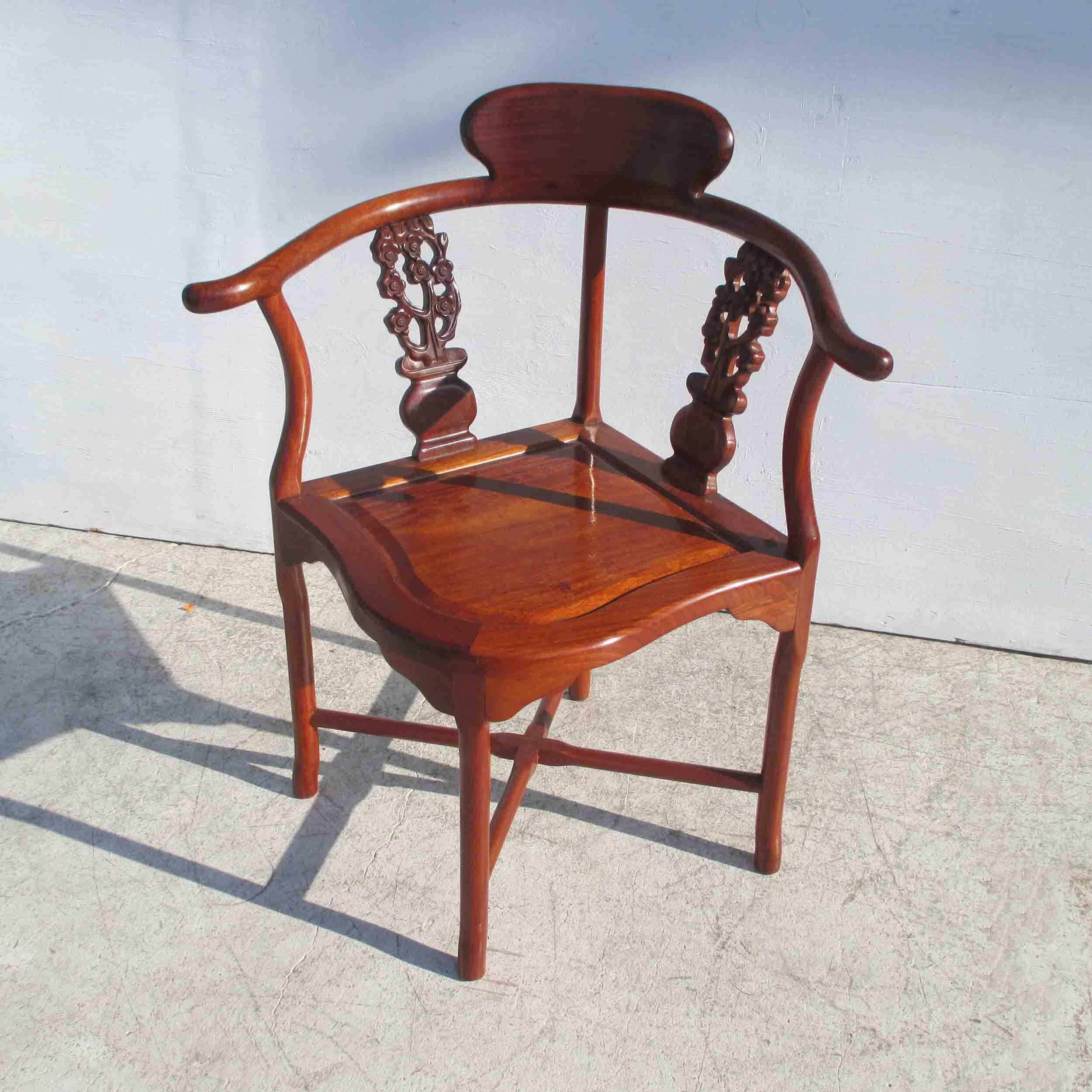 Vintage Chinoiserie rosewood corner chair

Lovely rosewood chair with intricately carved floral motifs.

Measures: 27 Width x 22  Depth x 32  Height
Seat Height 16.5 
   