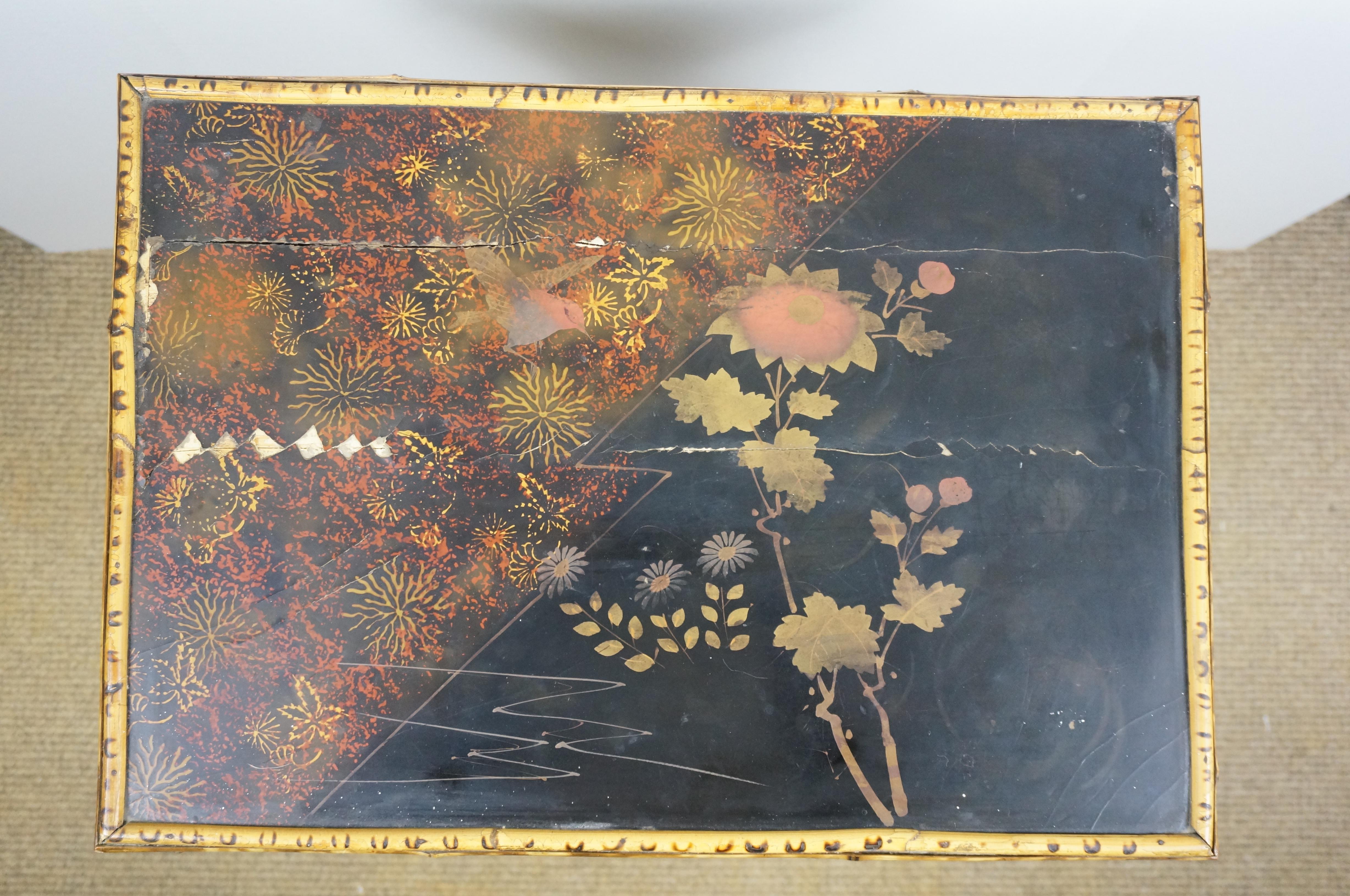 XX secolo Tavolo da salotto a due livelli in bambù laccato e bruciato, vintage Chinoiserie, 20