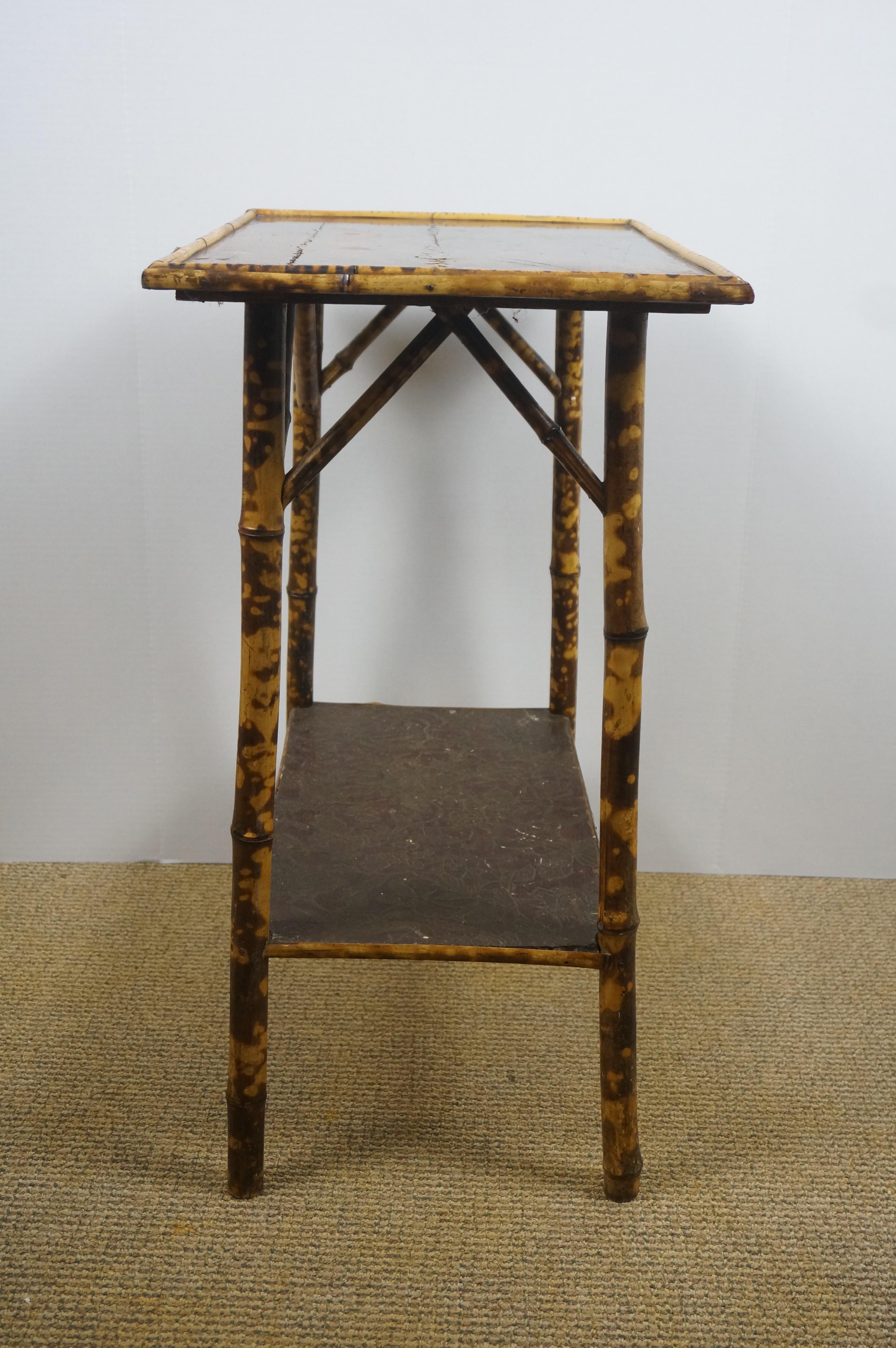 Bambù Tavolo da salotto a due livelli in bambù laccato e bruciato, vintage Chinoiserie, 20