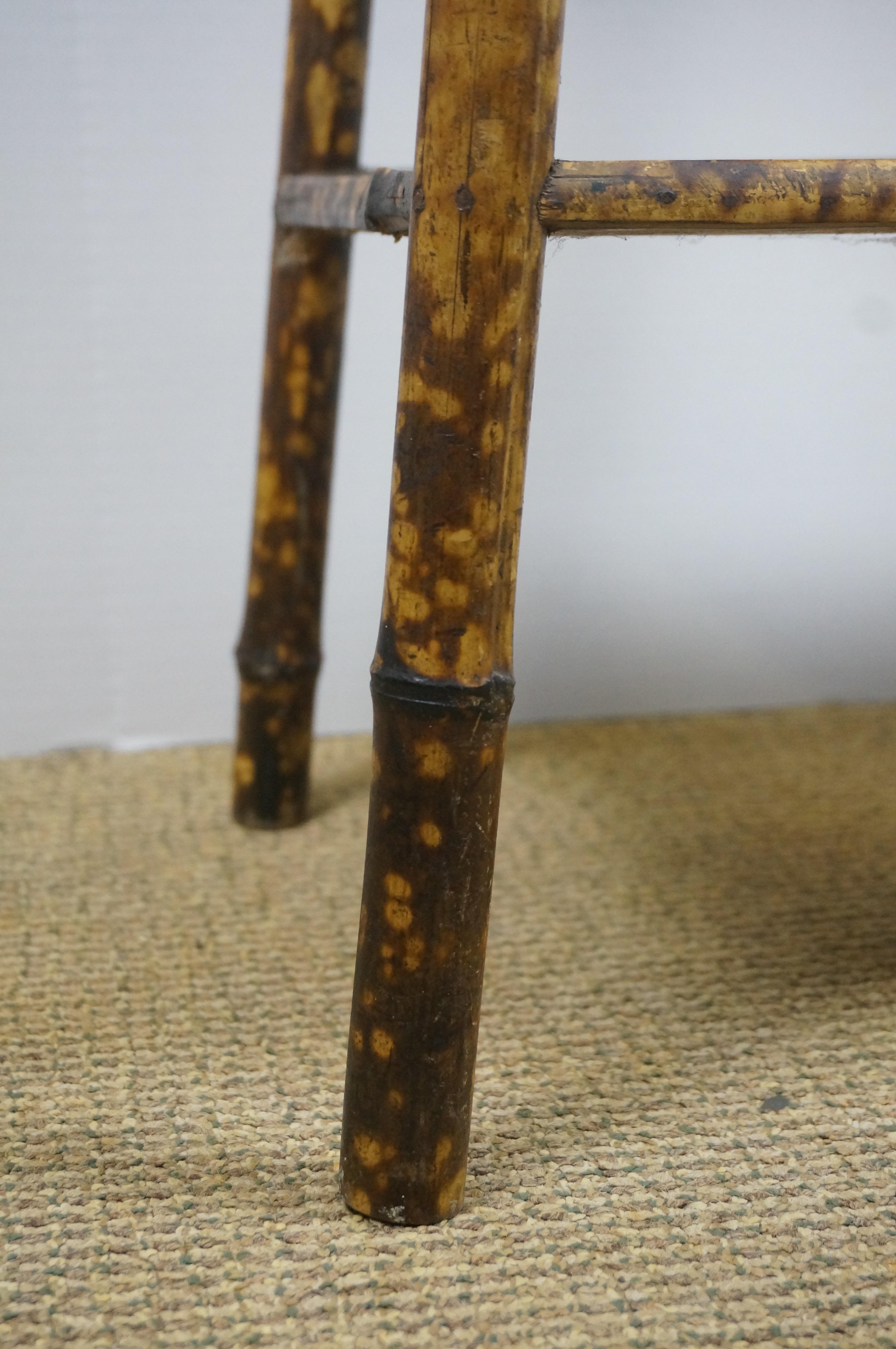 Tavolo da salotto a due livelli in bambù laccato e bruciato, vintage Chinoiserie, 20