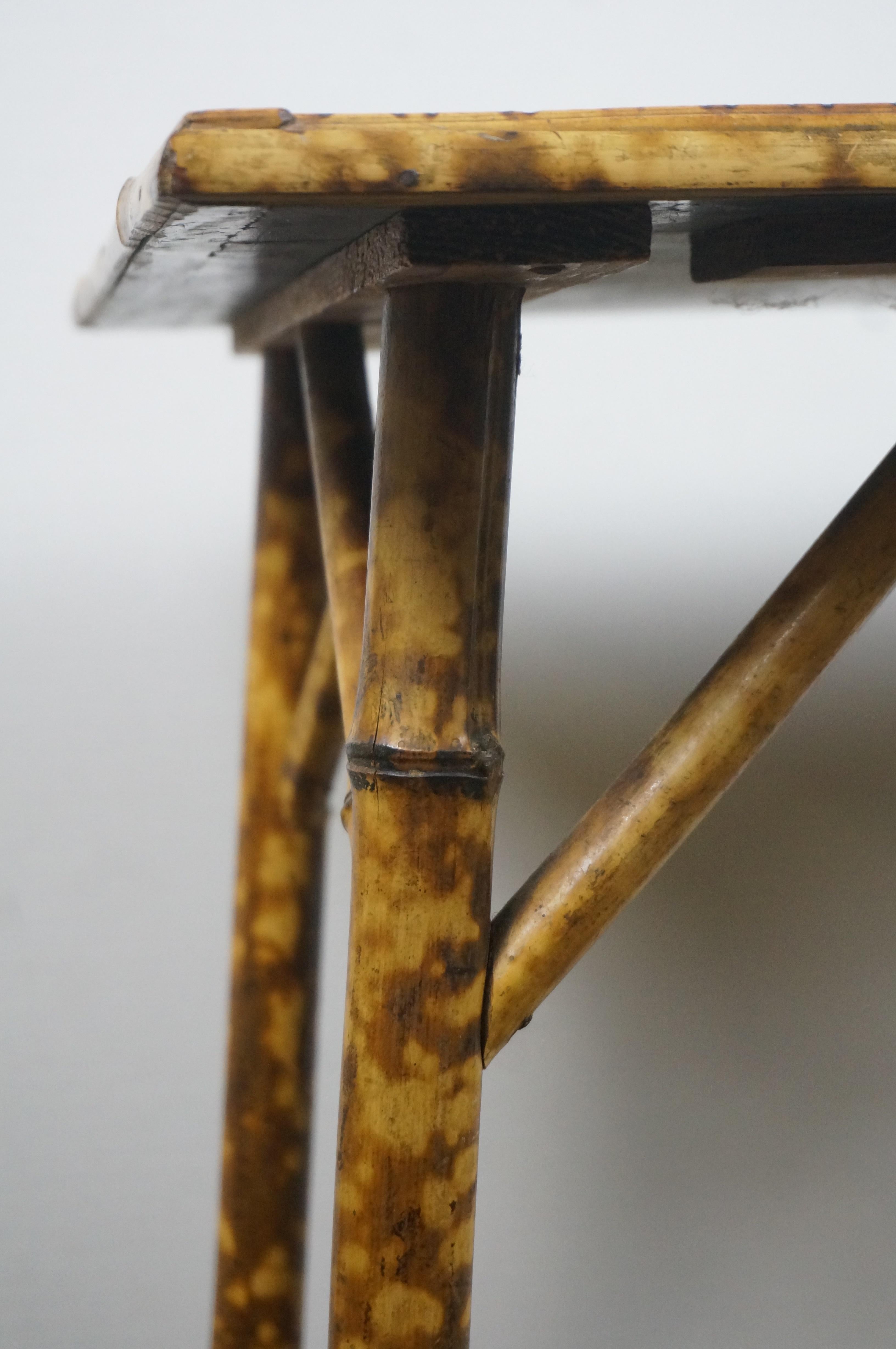 Tavolo da salotto a due livelli in bambù laccato e bruciato, vintage Chinoiserie, 20