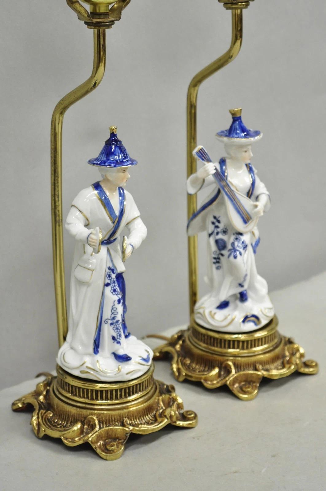 Vintage Chinoiserie Small Figural Porcelain Blue White Oriental Table Lamp Pair For Sale 5