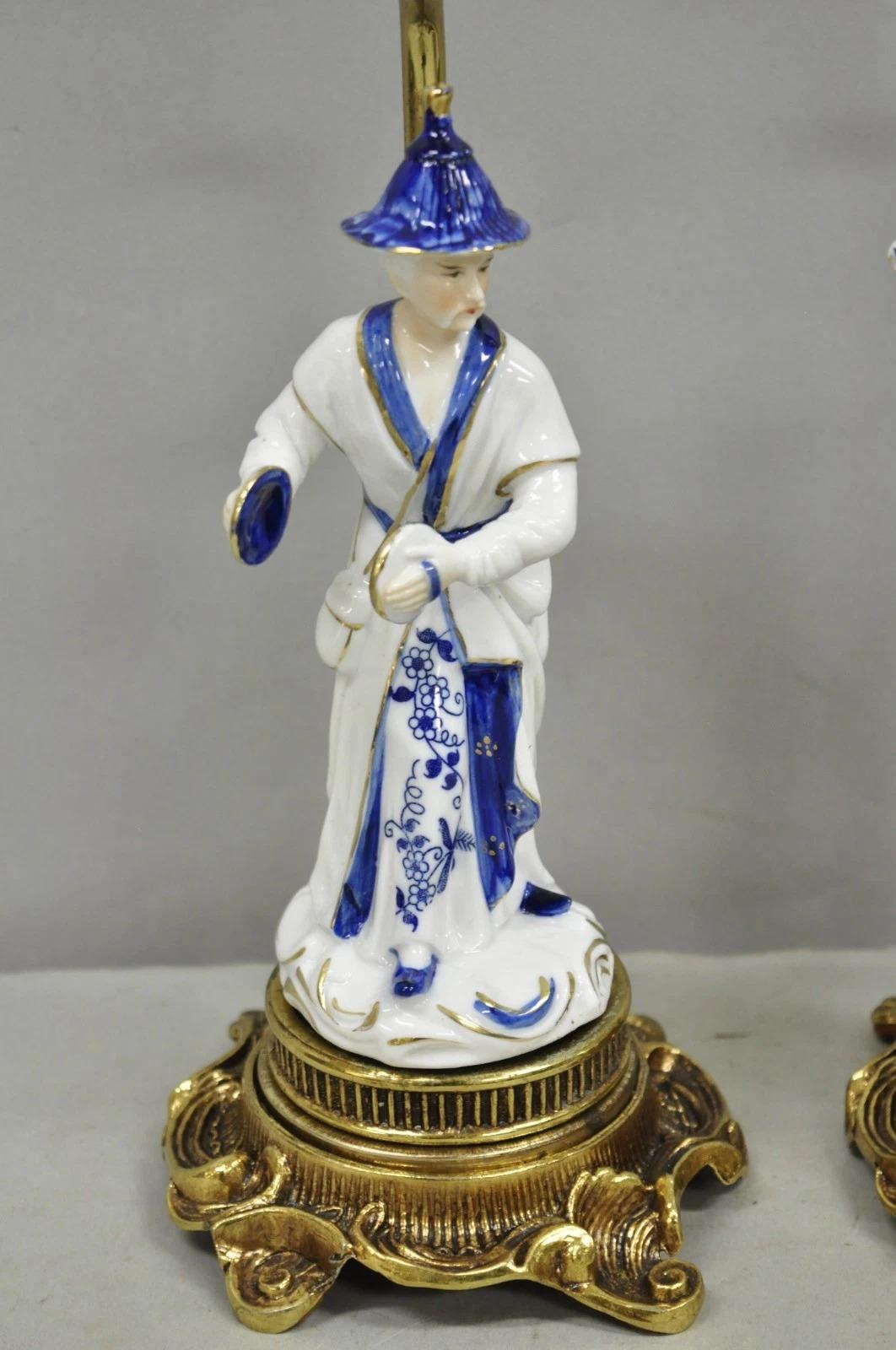 Vintage Chinoiserie Small Figural Porcelain Blue White Oriental Table Lamp Pair In Good Condition For Sale In Philadelphia, PA