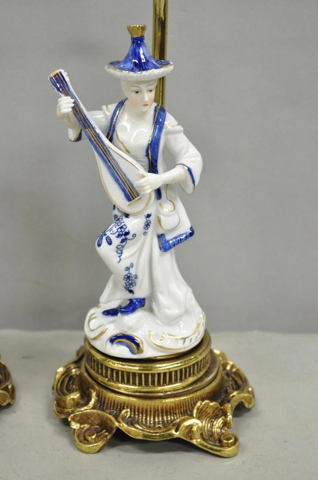 20th Century Vintage Chinoiserie Small Figural Porcelain Blue White Oriental Table Lamp Pair For Sale