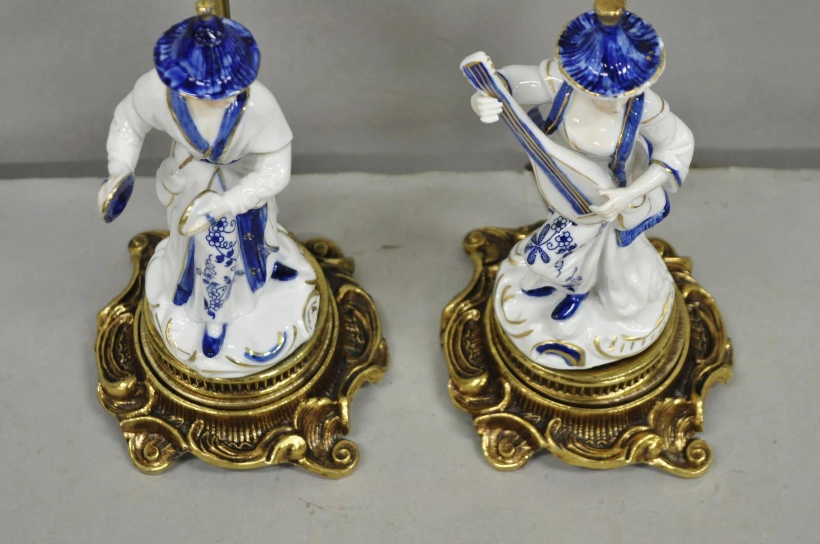 Vintage Chinoiserie Small Figural Porcelain Blue White Oriental Table Lamp Pair For Sale 2