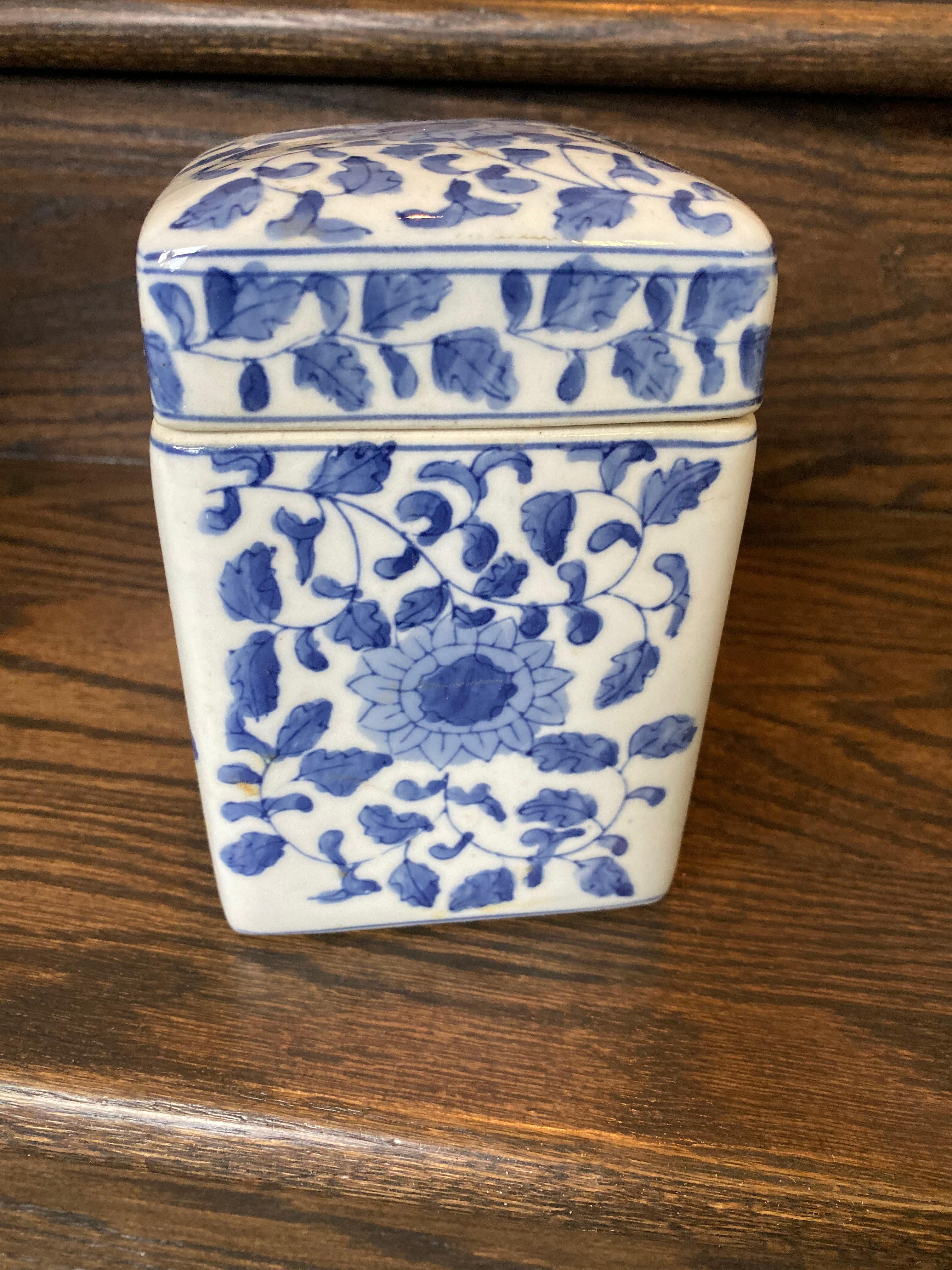 This blue and white square tea jar is handmade and hand painted with traditional blue and white motif
Hand painted using traditional Chinese painting technique of soft and feathery brushstrokes -
Beautiful in your kitchen, bathroom, mantel