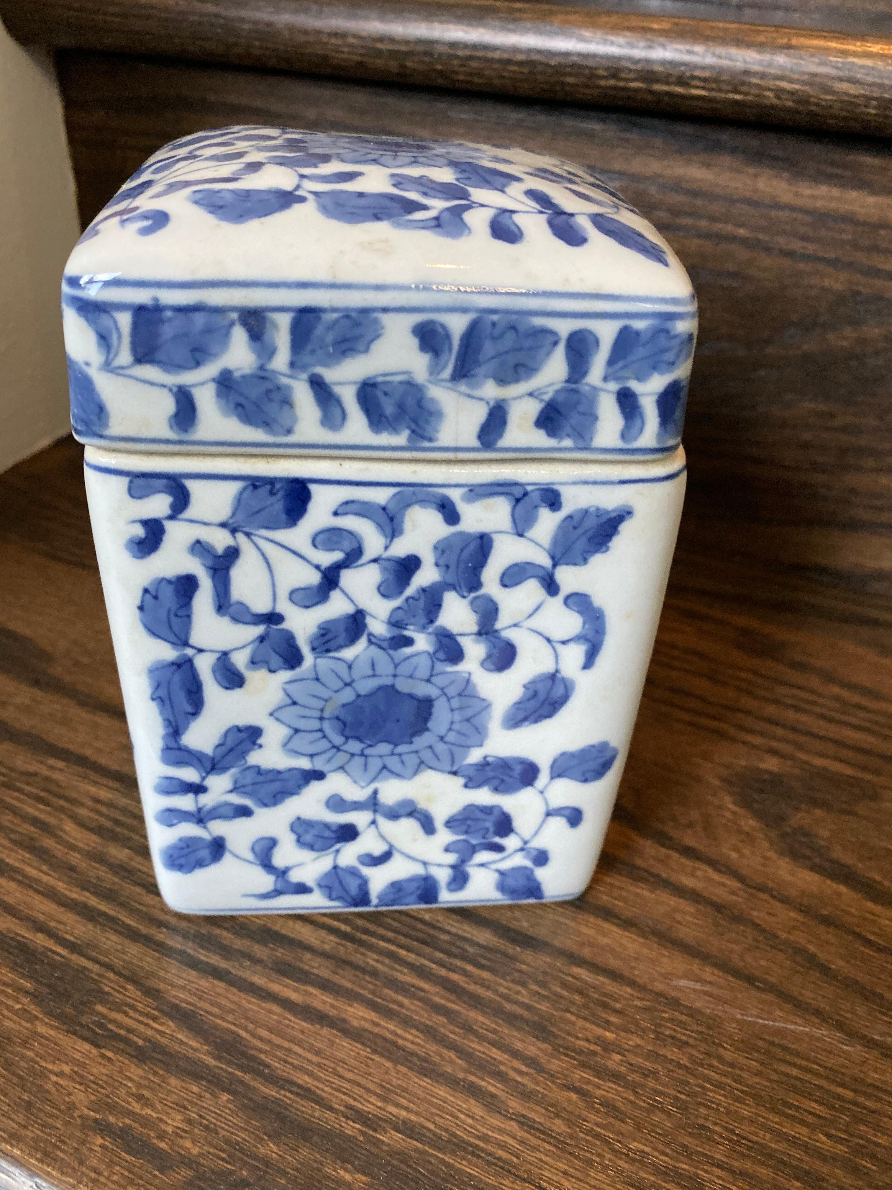 Chinese Vintage Chinoiserie Square Tea Jar or Covered Box For Sale