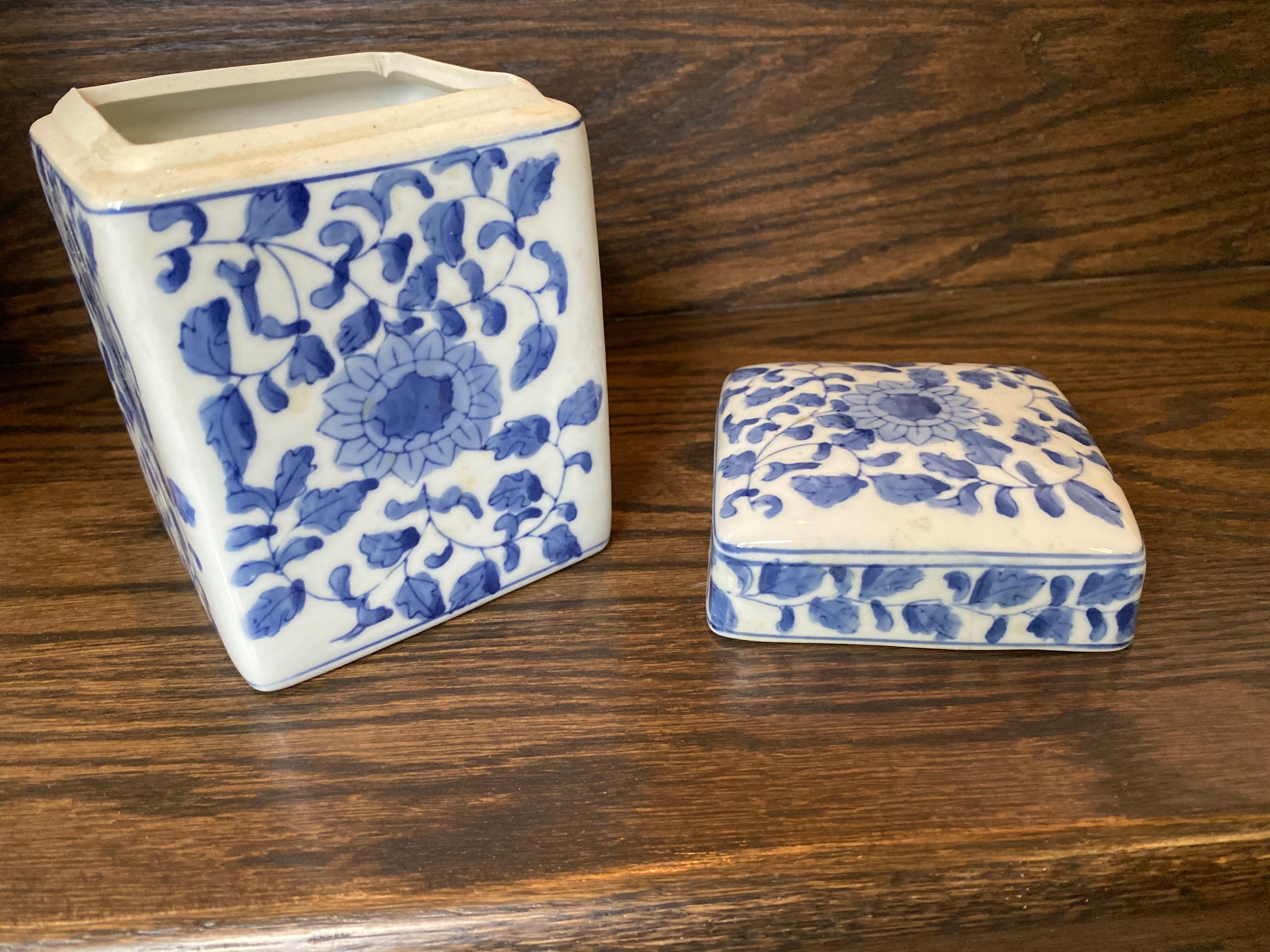 Vintage Chinoiserie Square Tea Jar or Covered Box In Good Condition For Sale In Chicago, IL