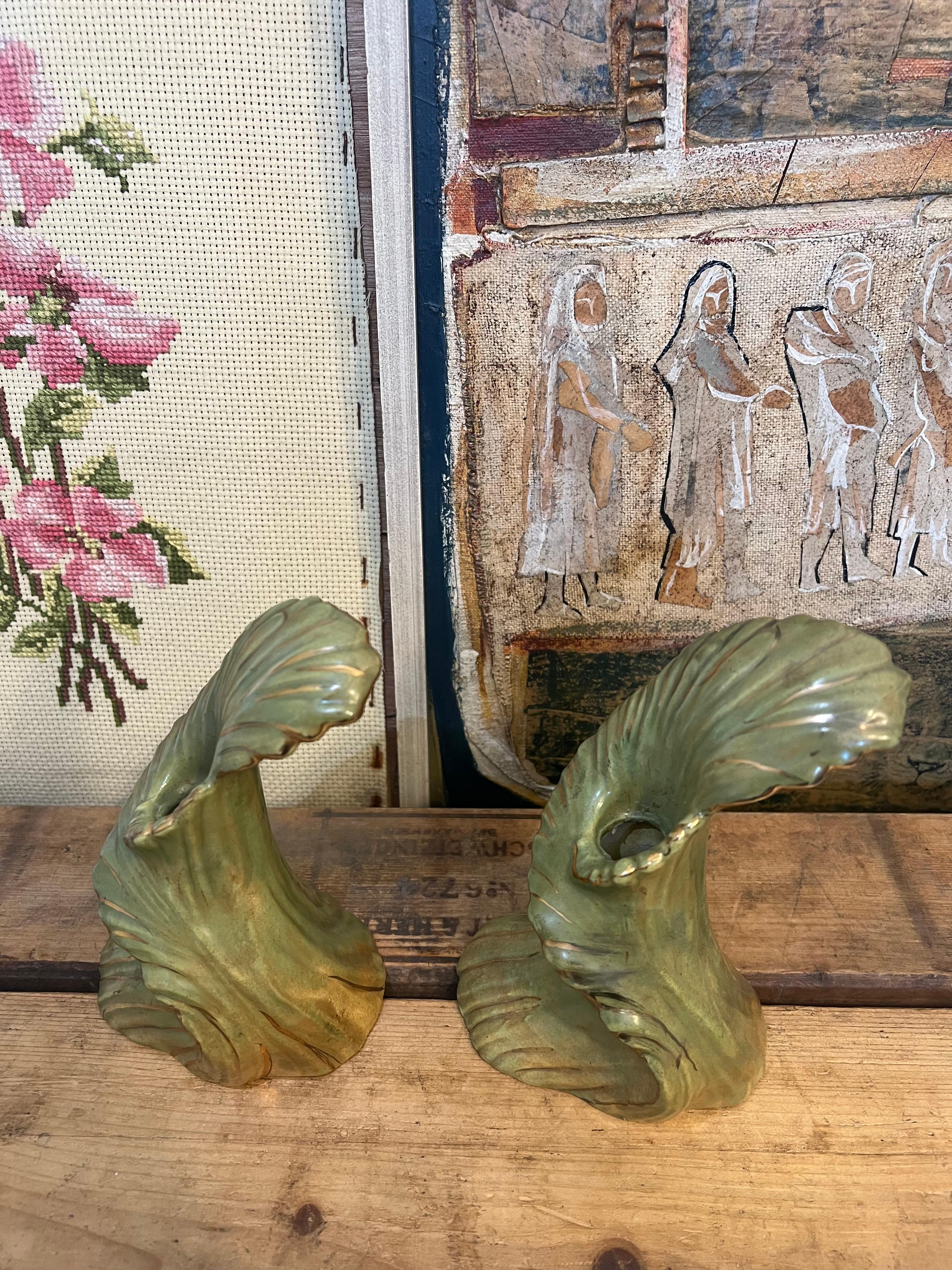 Una coppia di Lovely di colore verde invecchiato con riflessi dorati. Condizioni vintage coerenti con l'età, come da foto.Scatola H15

Dimensioni. 4