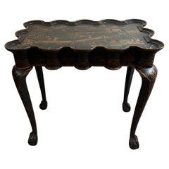 Table d'appoint vintage de style chinoiseries peinte en noir et or avec finition craquelée