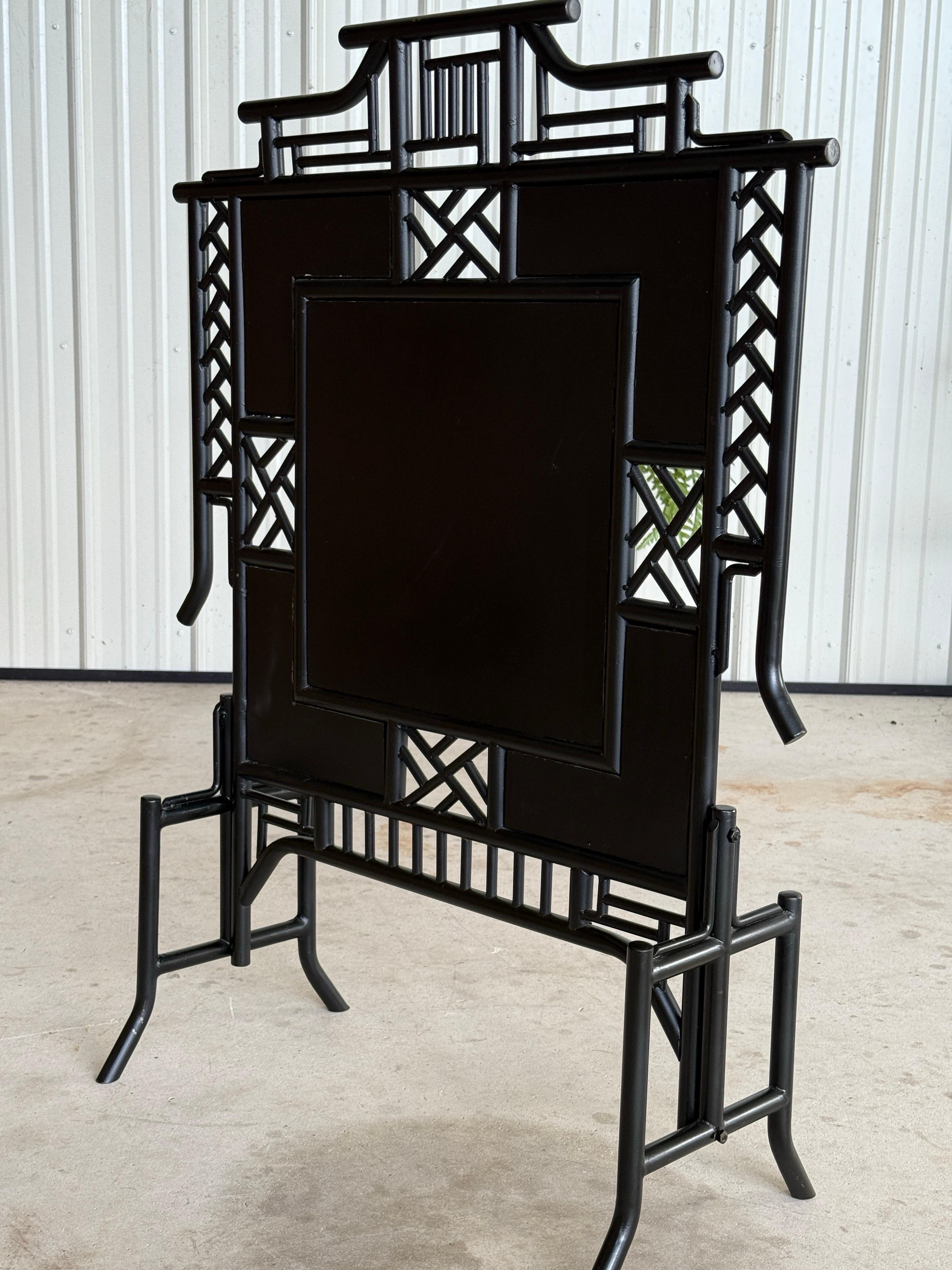 Vintage Chinoiserie Stil Schwarz Metall Laubsägearbeiten Kaminschirm mit Kran und F im Angebot 4