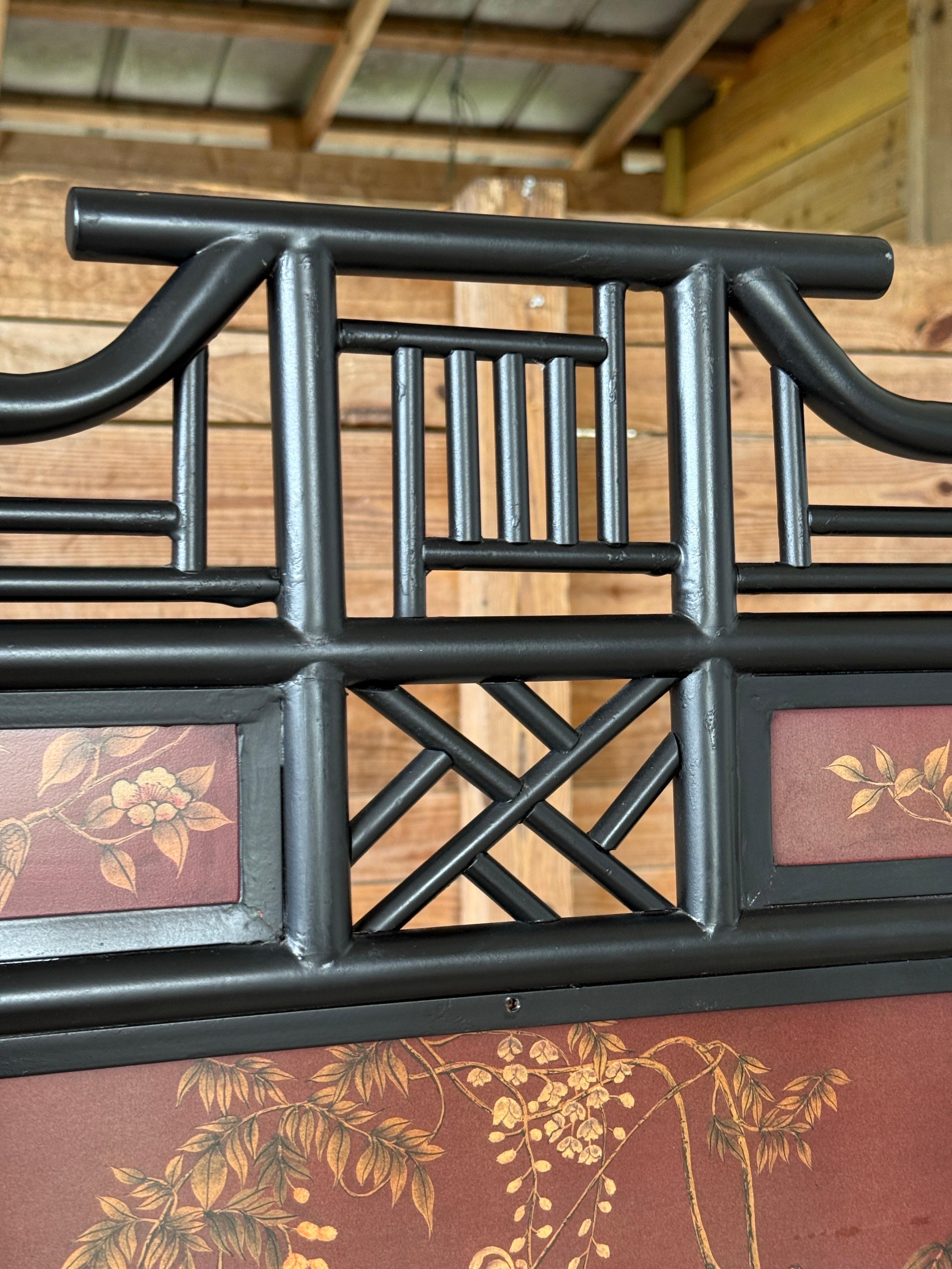 Vintage Chinoiserie Stil Schwarz Metall Laubsägearbeiten Kaminschirm mit Kran und F (Unbekannt) im Angebot