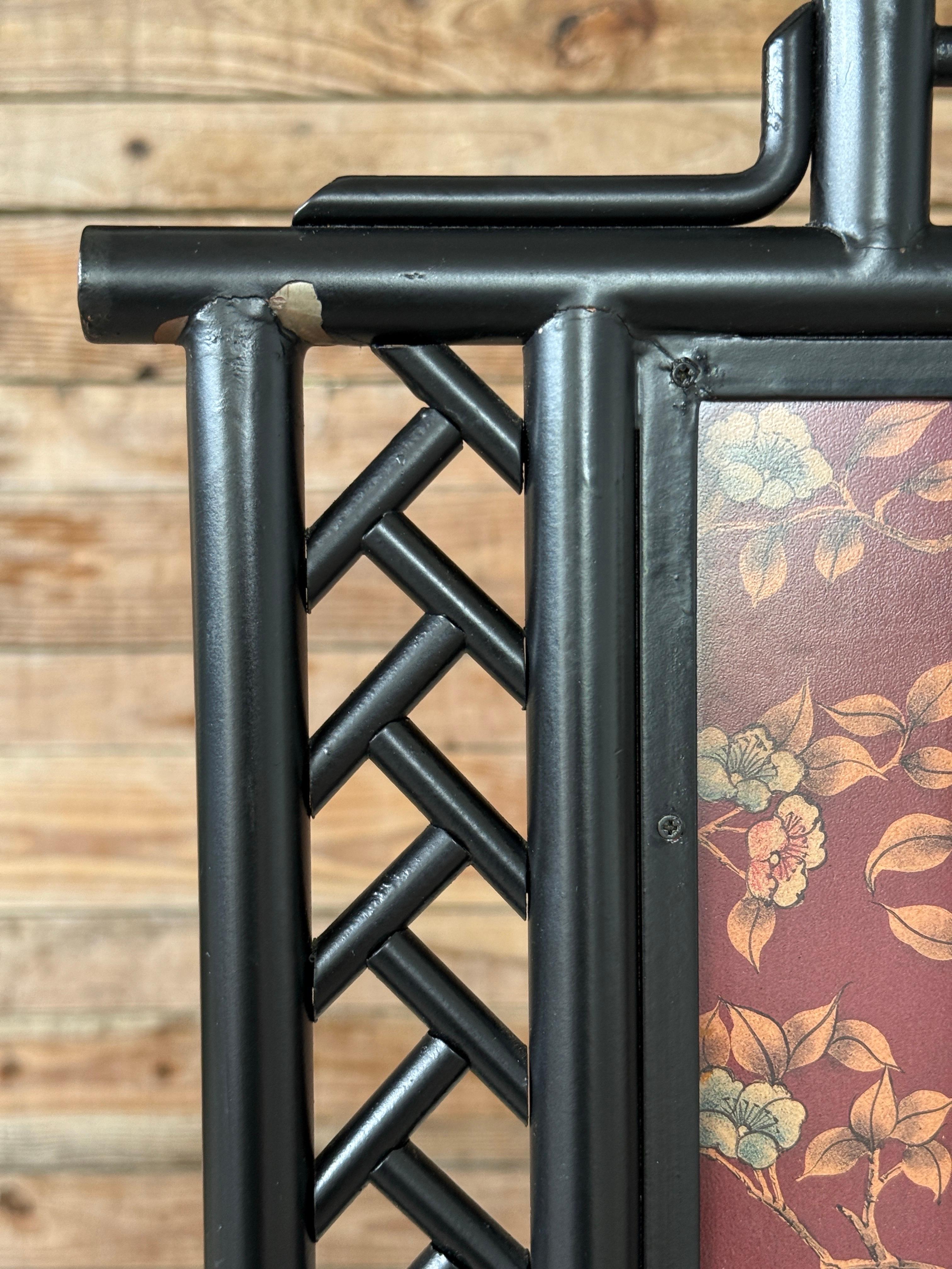 Vintage Chinoiserie Stil Schwarz Metall Laubsägearbeiten Kaminschirm mit Kran und F (Handbemalt) im Angebot