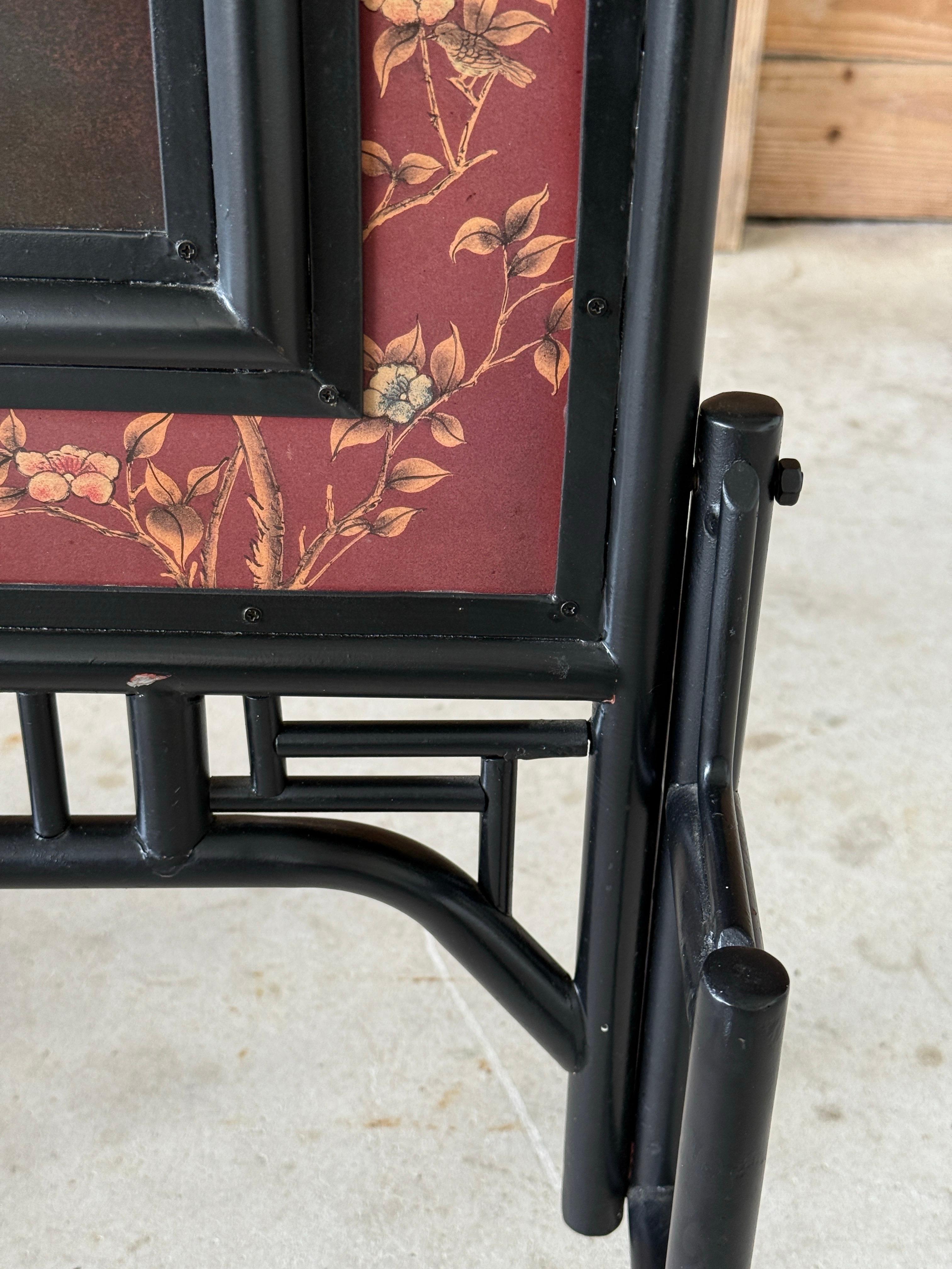 Vintage Chinoiserie Stil Schwarz Metall Laubsägearbeiten Kaminschirm mit Kran und F (20. Jahrhundert) im Angebot