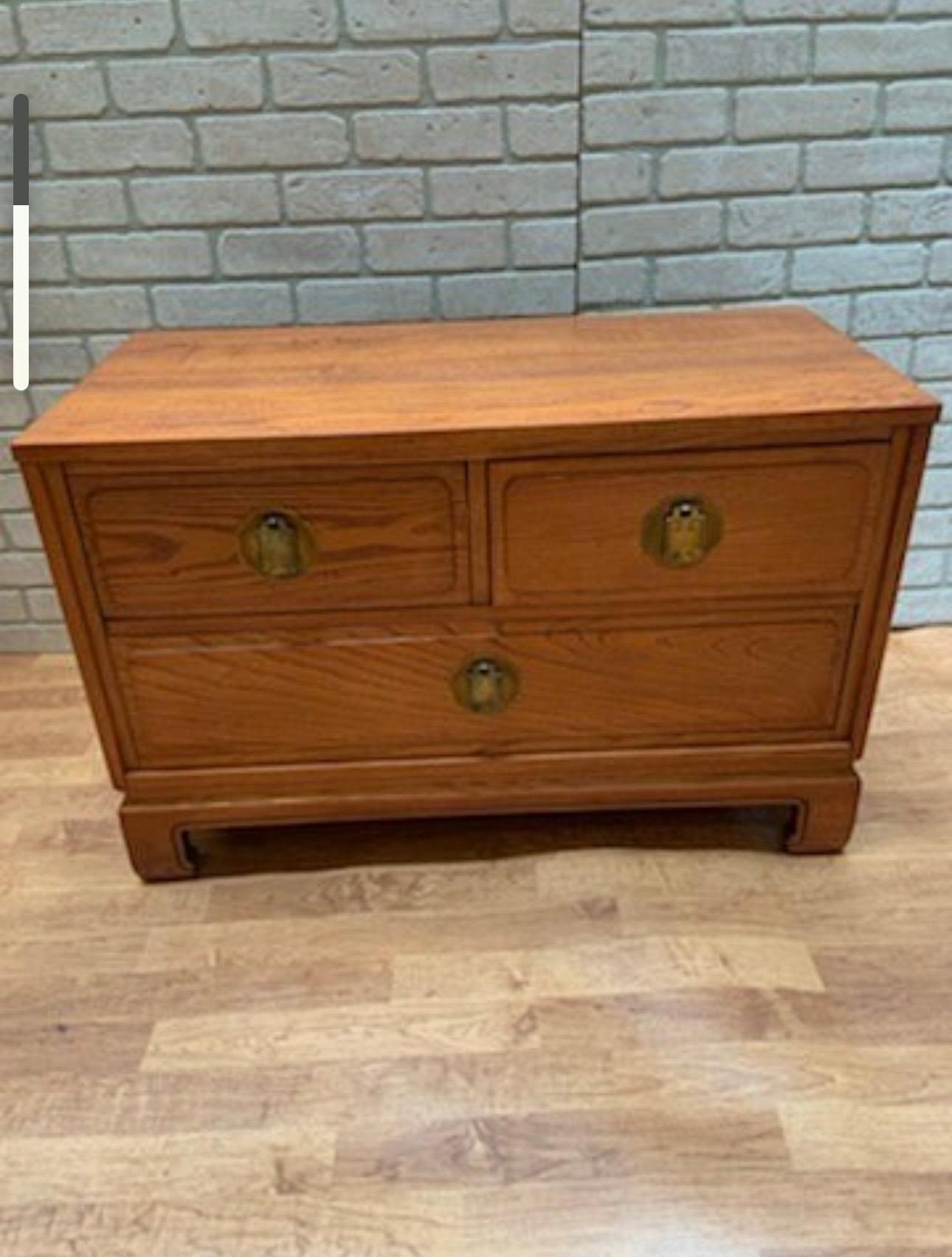 Chinoiseries Vintage Chinoiserie Style Davis Cabinet Company Oak Dresser / Nightstand - Pair  en vente
