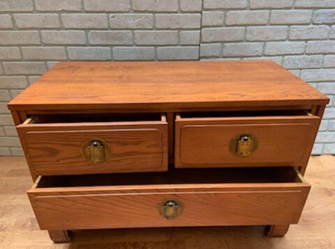 Vintage Chinoiserie Stil Davis Cabinet Company Eiche Kommode / Nachttisch - Paar  (Handgeschnitzt) im Angebot