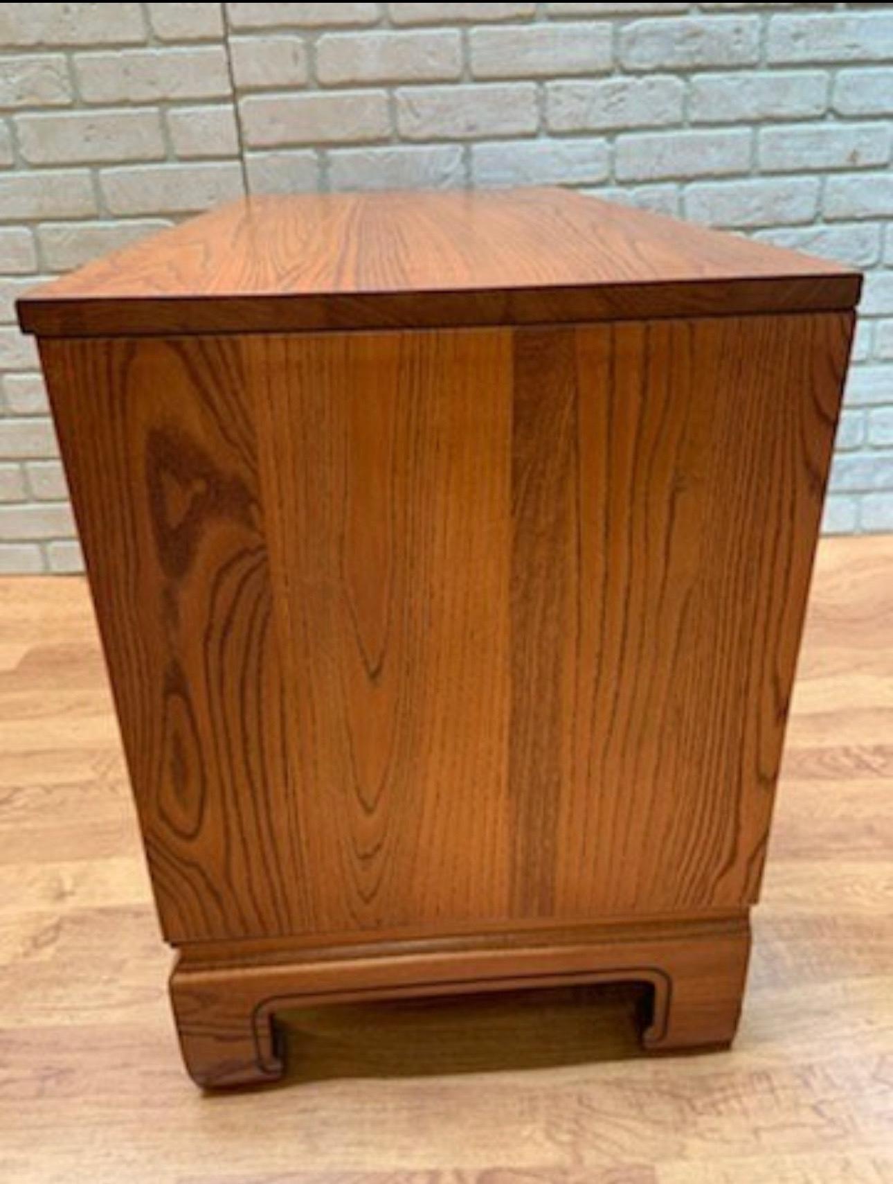 Vintage Chinoiserie Stil Davis Cabinet Company Eiche Kommode / Nachttisch - Paar  (Ende des 20. Jahrhunderts) im Angebot