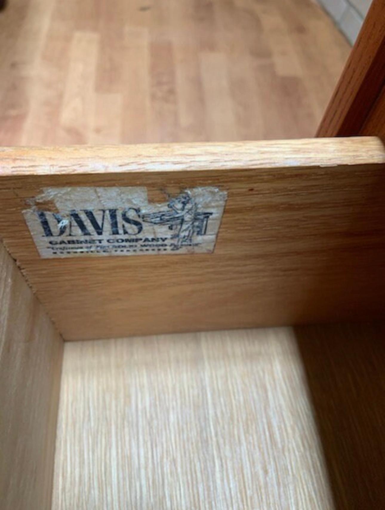 Vintage Chinoiserie Stil Davis Cabinet Company Eiche Kommode / Nachttisch - Paar  (Messing) im Angebot