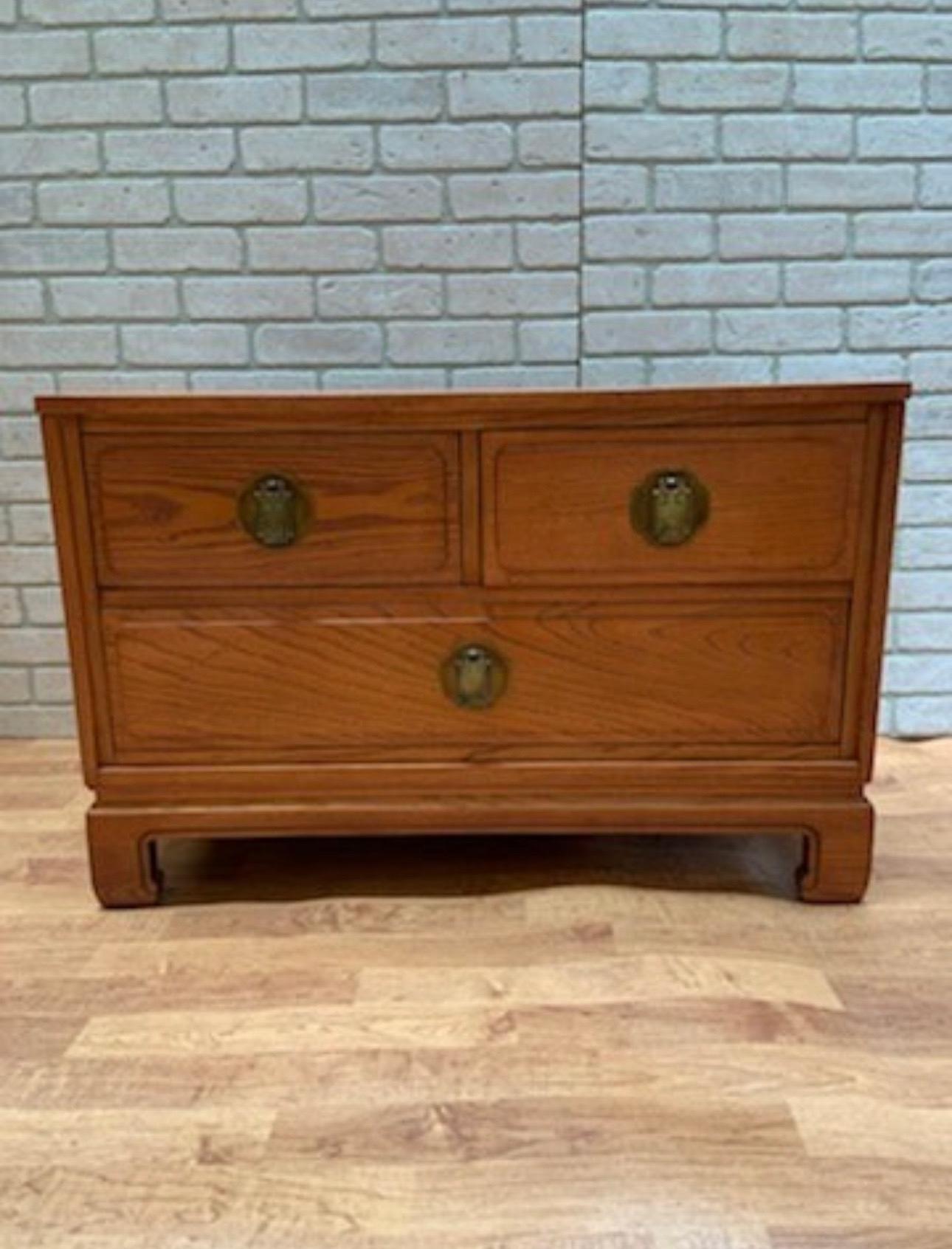 Vintage Chinoiserie Style Davis Cabinet Company Oak Dresser / Nightstand - Pair  In Good Condition For Sale In Chicago, IL