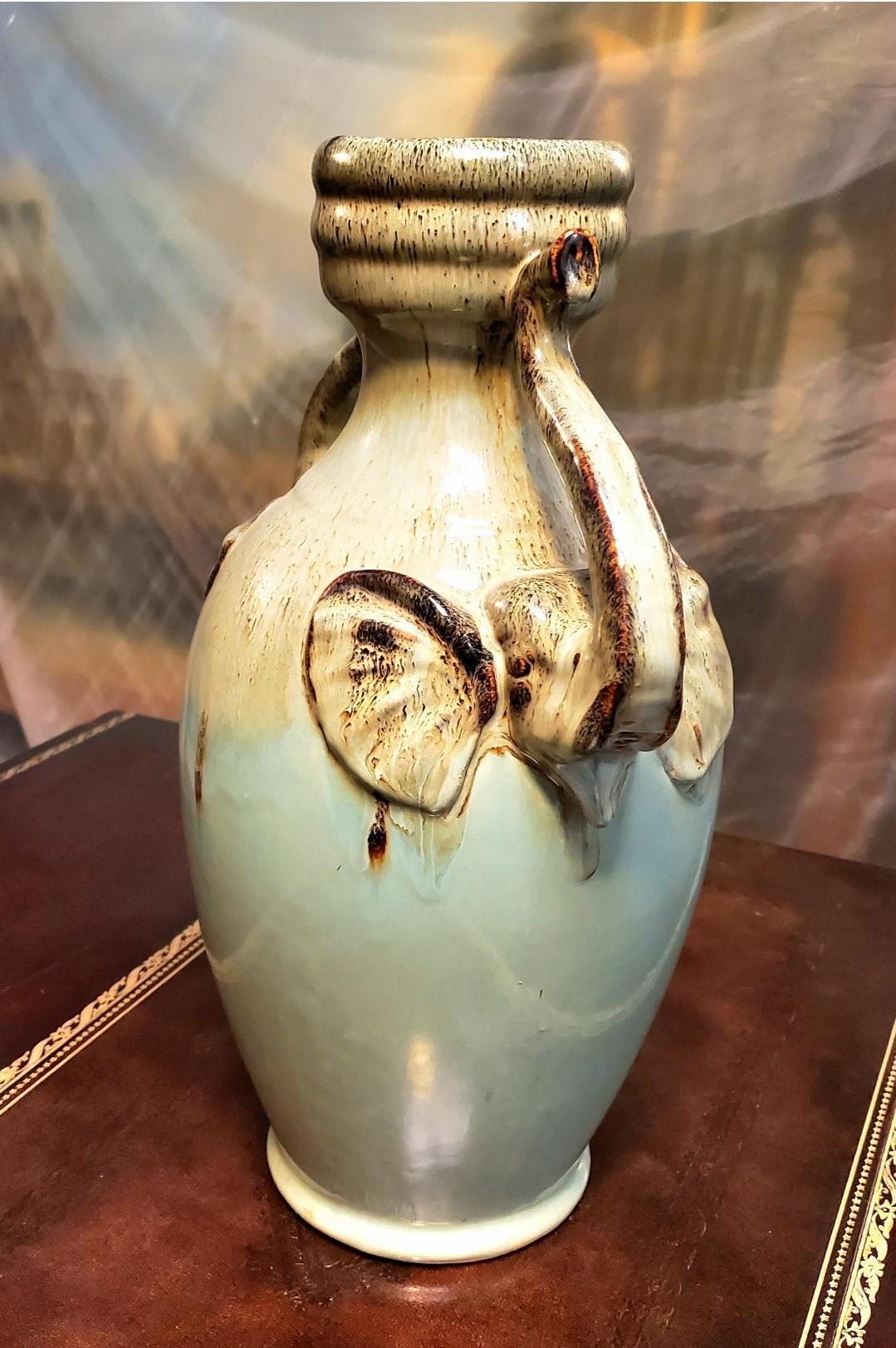 Vintage Chinoiserie-Style Double Elephant Amphora Drip Vase In Good Condition For Sale In Waxahachie, TX
