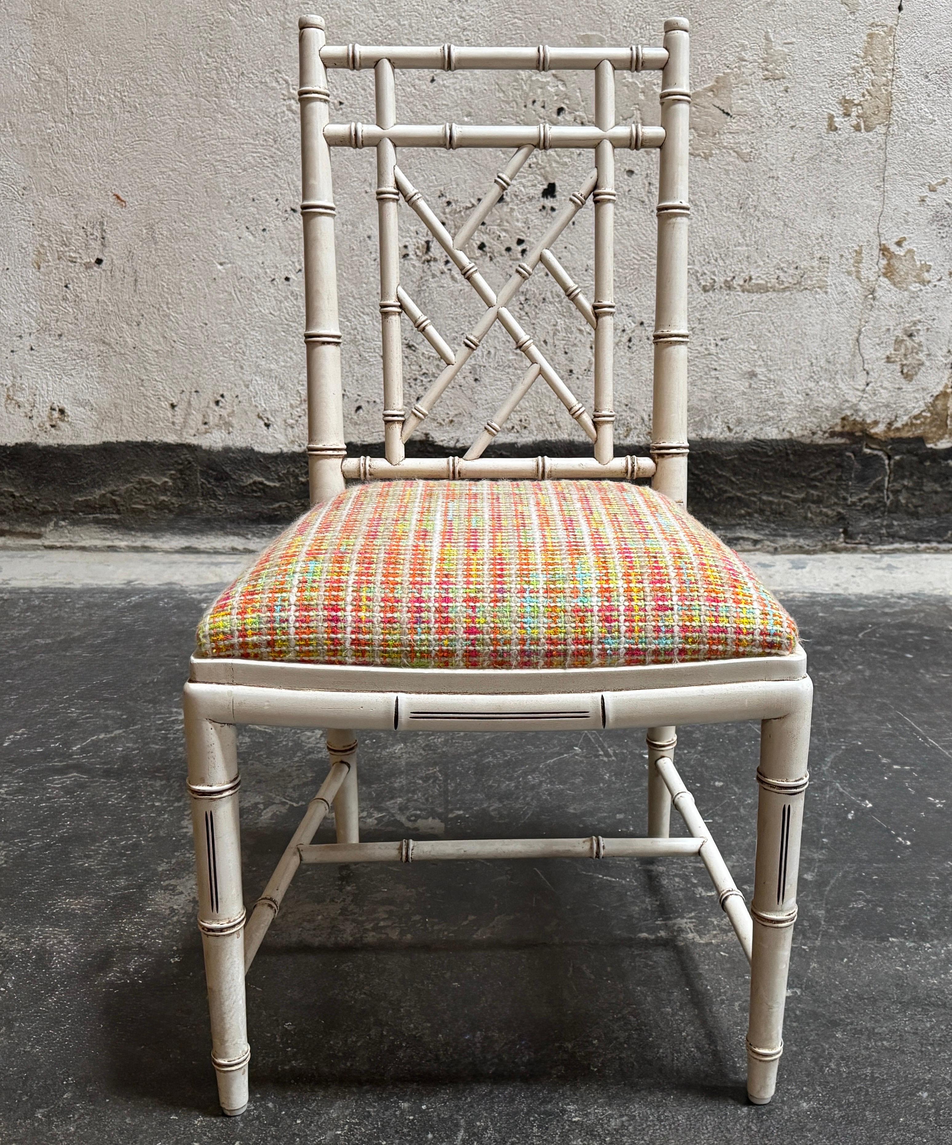 Sedia vintage chic nel classico stile Chinoiserie. La struttura in legno è sapientemente realizzata in finto bambù con una laccatura color crema anticata.  Non riesci a immaginarlo in una grande casa di Palm Beach?

Caratterizzata da un elegante