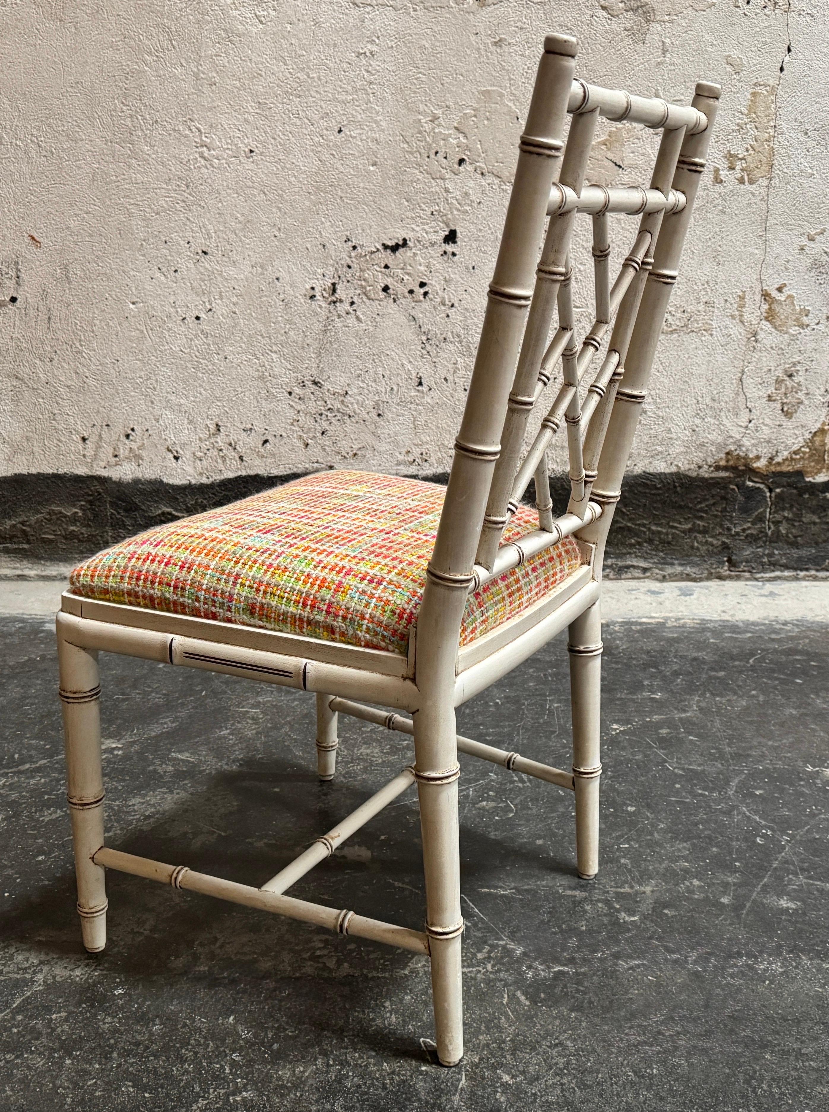 Italiano Sedia da salotto, da scrivania o da vanità in finto bambù in stile Chinoiserie vintage, anni '70 ca. in vendita