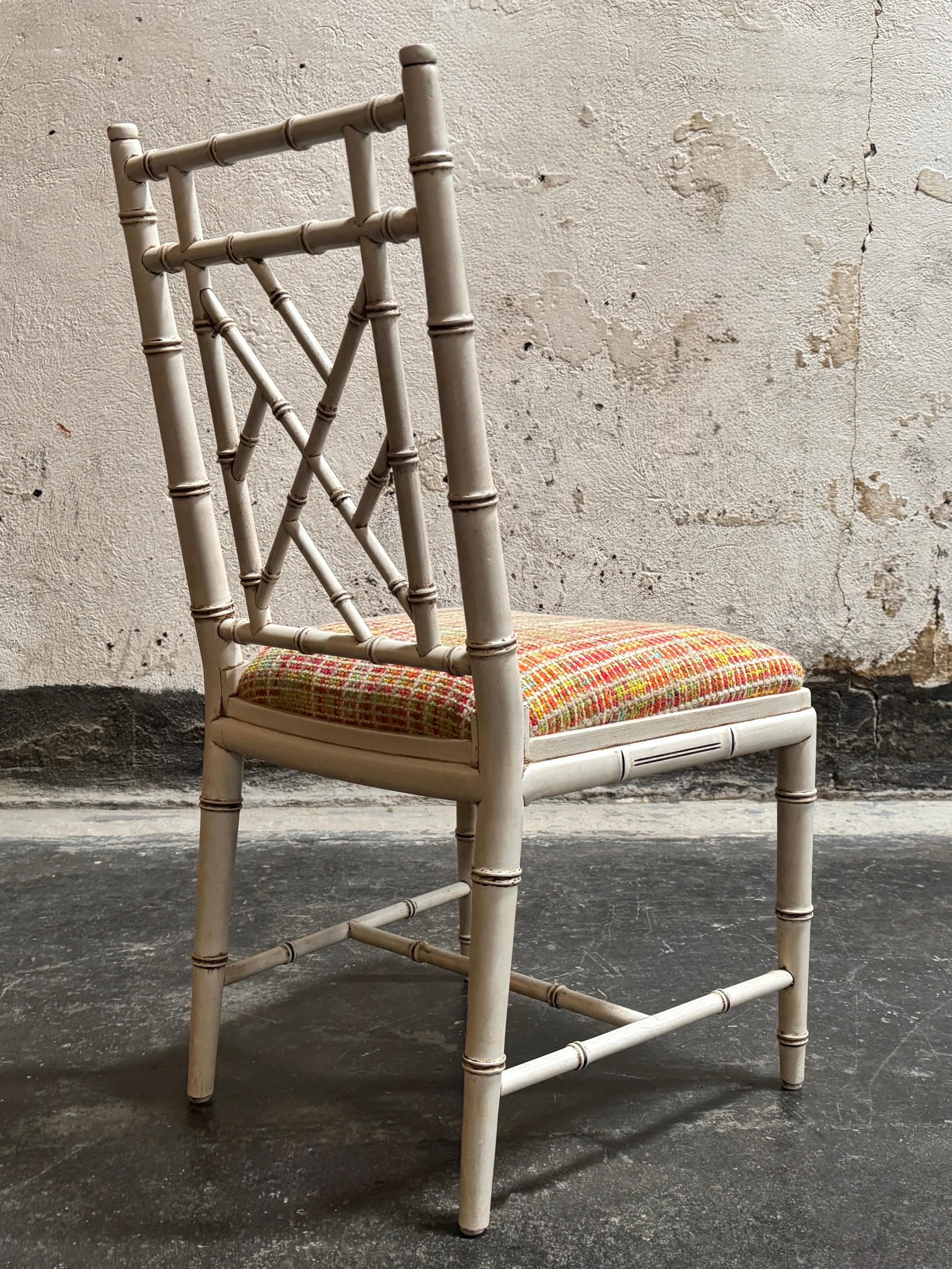 Sedia da salotto, da scrivania o da vanità in finto bambù in stile Chinoiserie vintage, anni '70 ca. In condizioni buone in vendita a Atlanta, GA