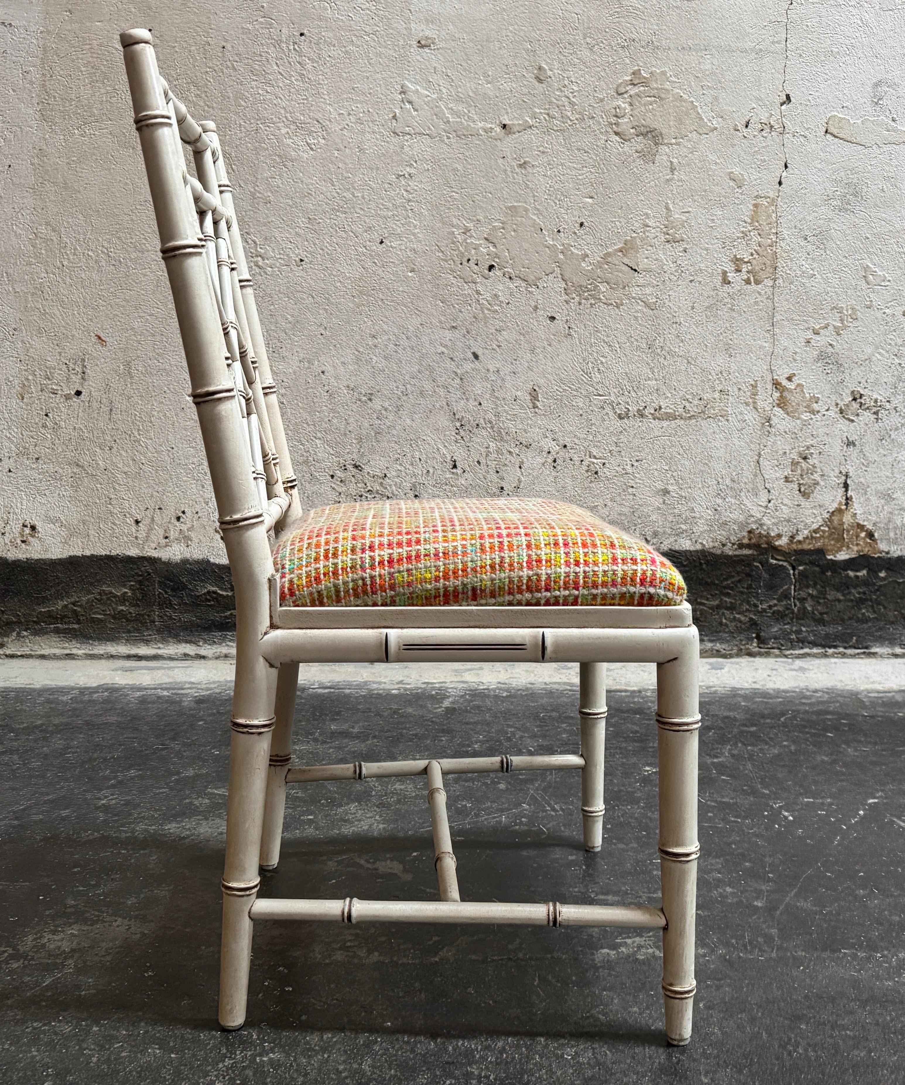 Fine XX secolo Sedia da salotto, da scrivania o da vanità in finto bambù in stile Chinoiserie vintage, anni '70 ca. in vendita