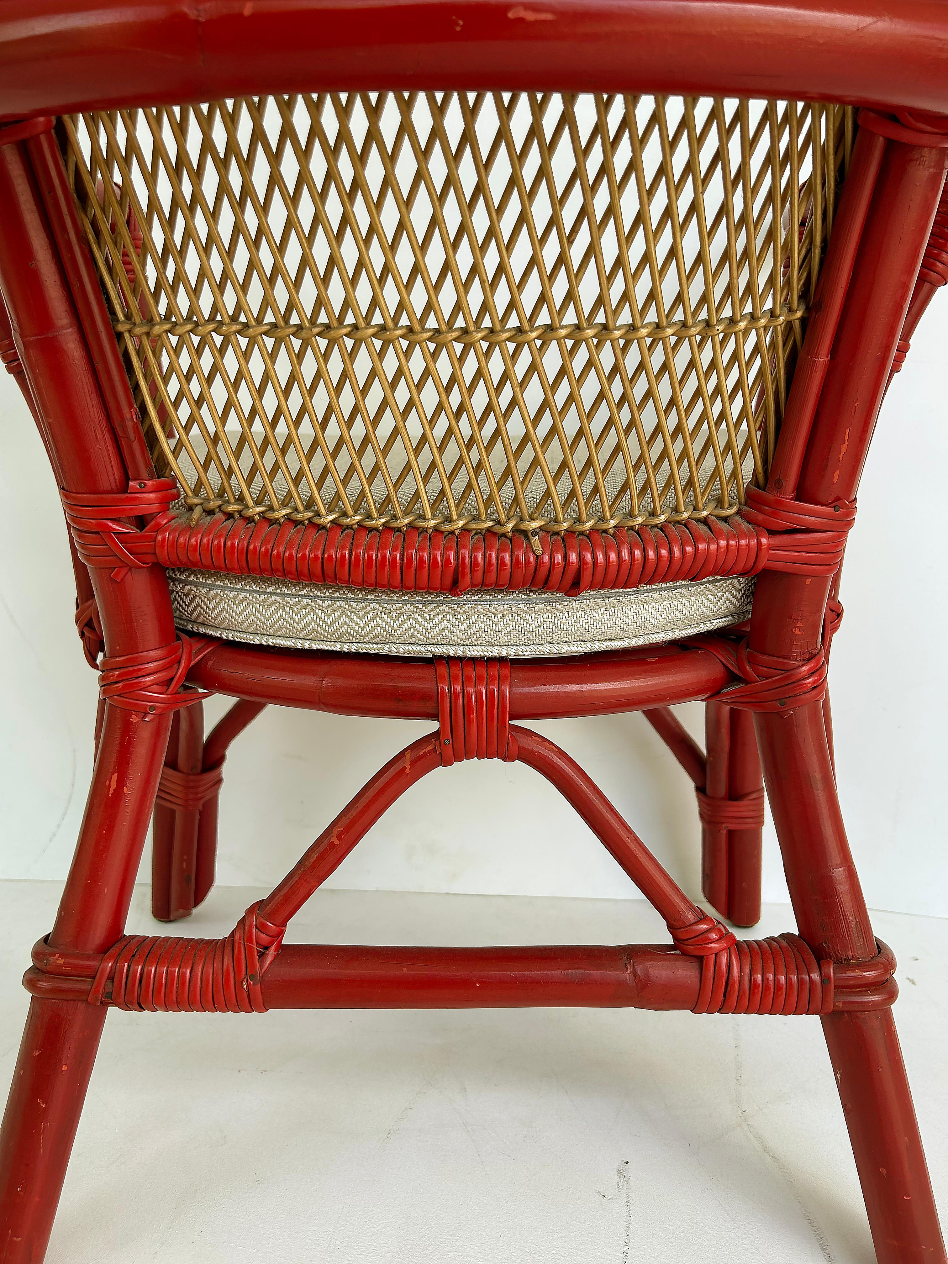 Vintage Chinoiserie Style Rot lackierter Rattansessel mit gepolstertem Sitz im Angebot 9