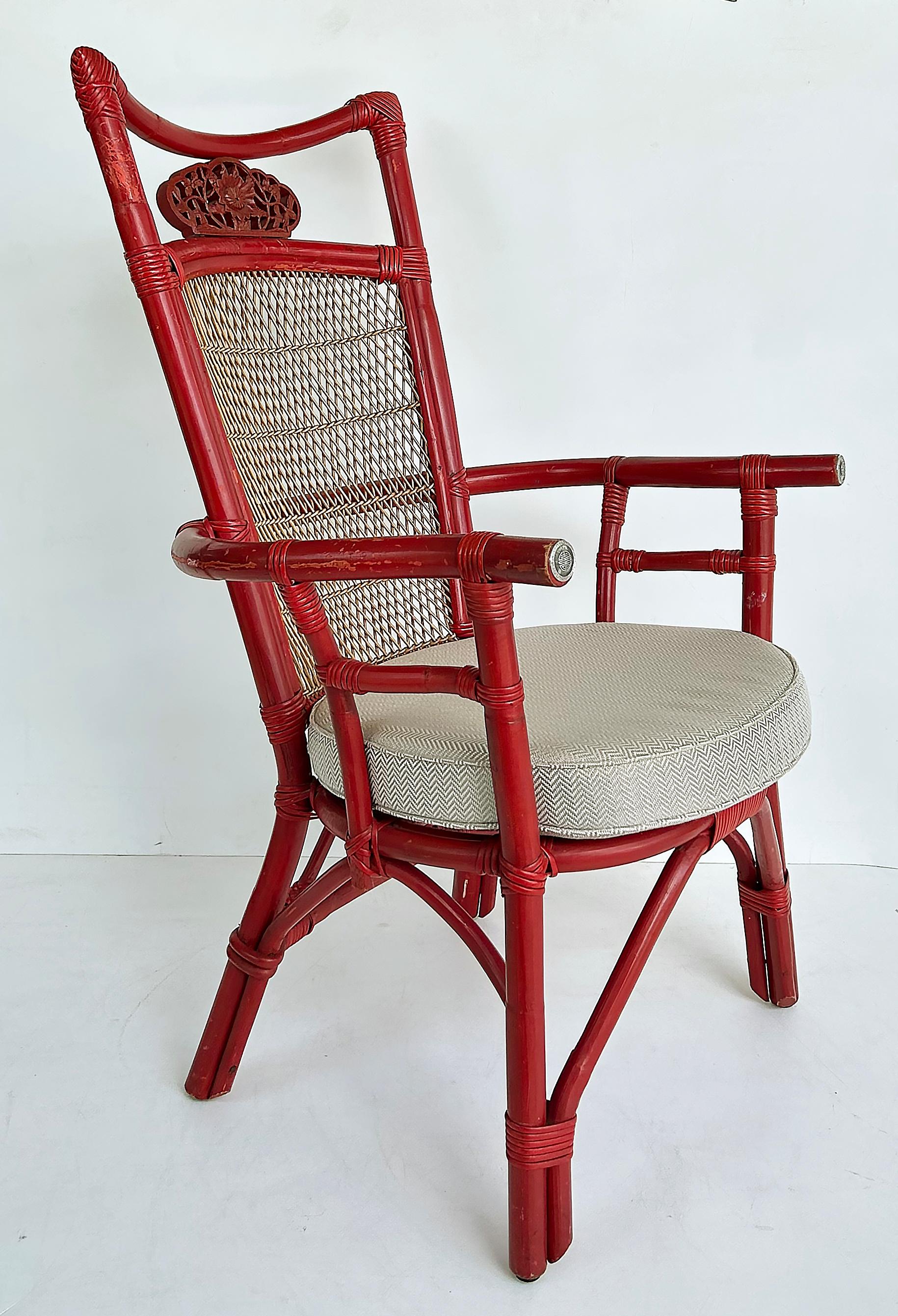 Vintage Chinoiserie Style Rot lackierter Rattansessel mit gepolstertem Sitz

Zum Verkauf angeboten wird ein rot lackierter, hoher Rattansessel im Chinoiserie-Stil mit abnehmbarem, gepolstertem Sitzkissen.  Die Rückseite ist gewebt und die Arme haben
