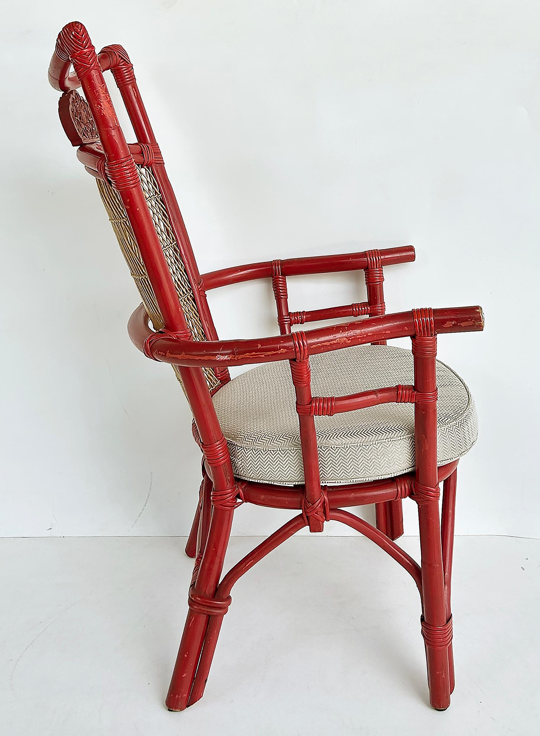 Vintage Chinoiserie Style Rot lackierter Rattansessel mit gepolstertem Sitz im Zustand „Gut“ im Angebot in Miami, FL