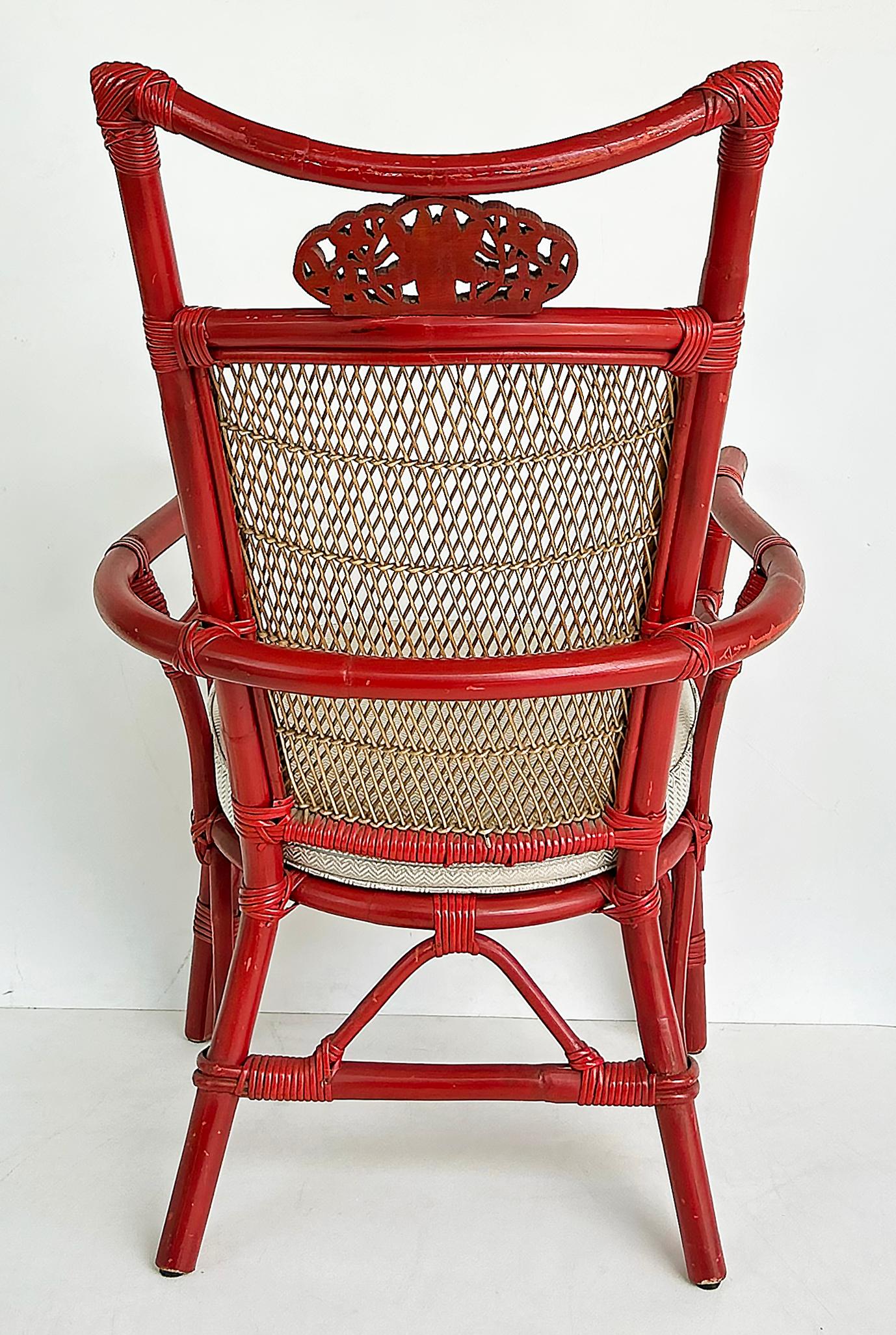 Vintage Chinoiserie Style Rot lackierter Rattansessel mit gepolstertem Sitz (Metall) im Angebot