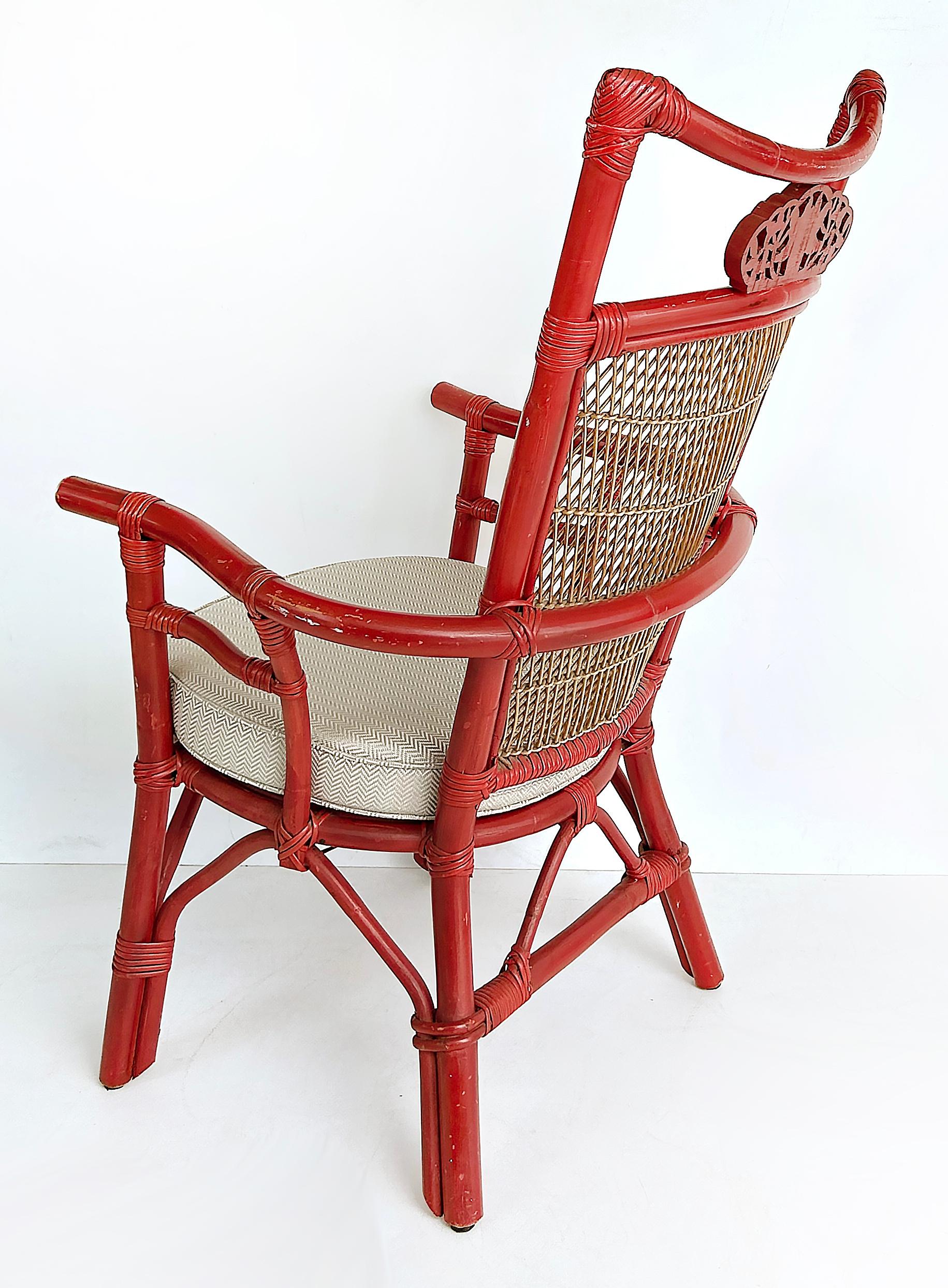 Vintage Chinoiserie Style Rot lackierter Rattansessel mit gepolstertem Sitz im Angebot 1