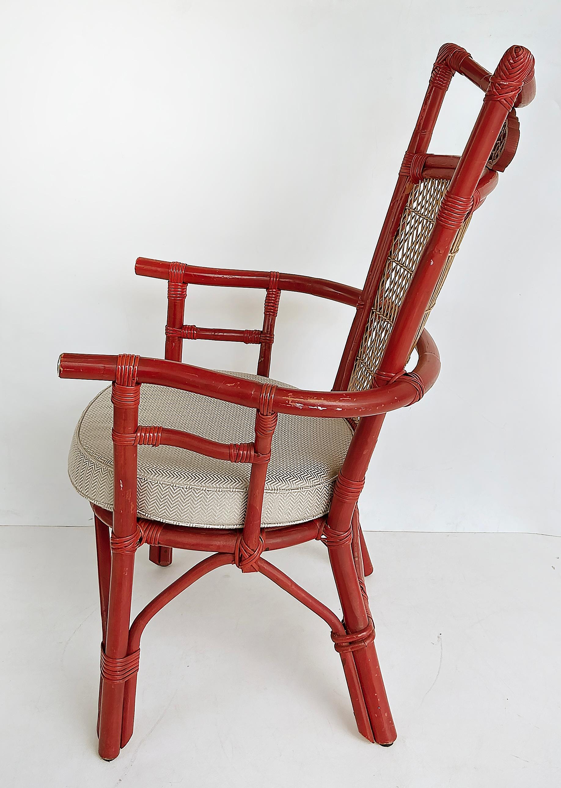 Vintage Chinoiserie Style Rot lackierter Rattansessel mit gepolstertem Sitz im Angebot 2